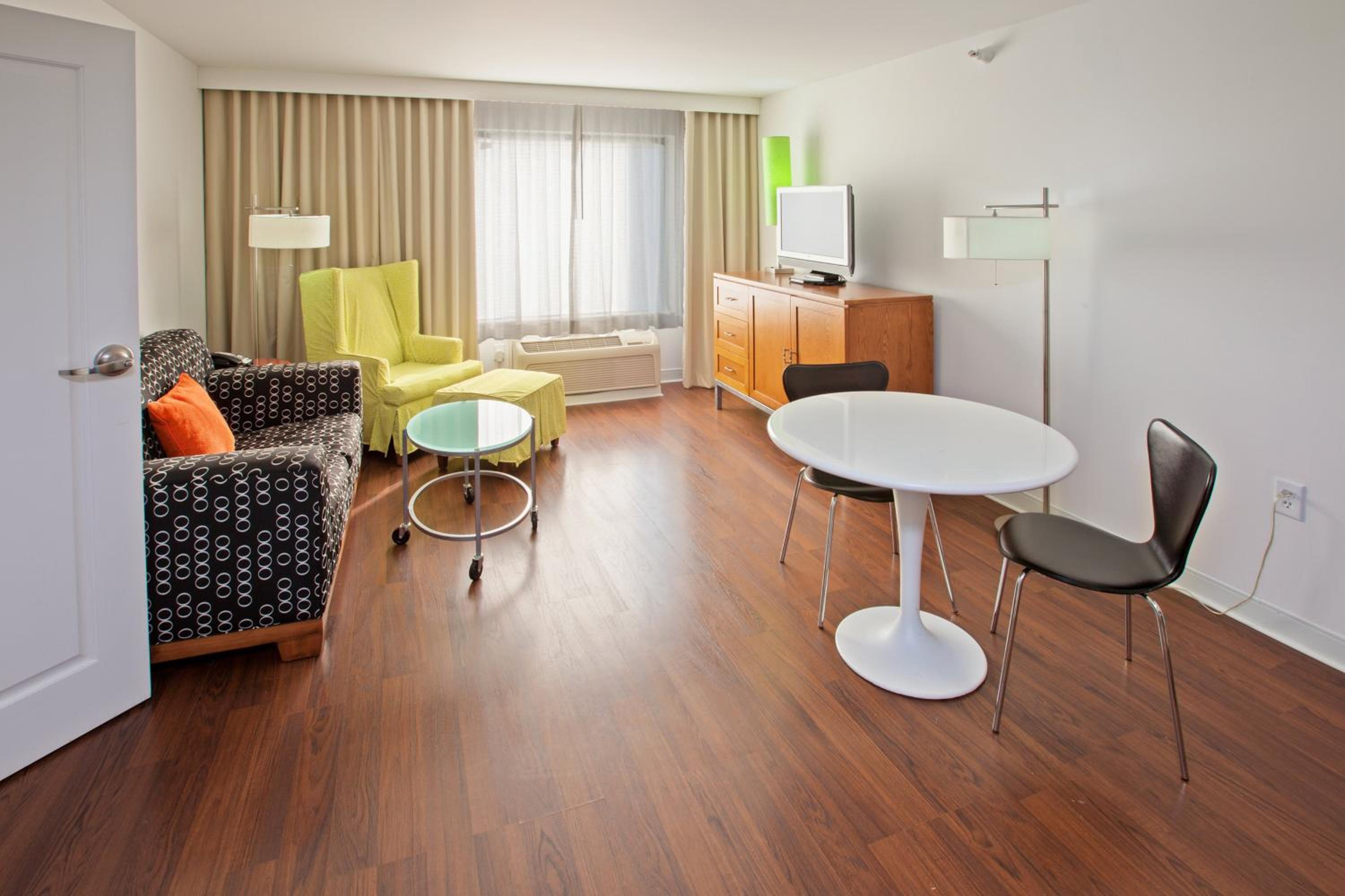 One-Bedroom King Suite with Sofa Bed - Photo 4