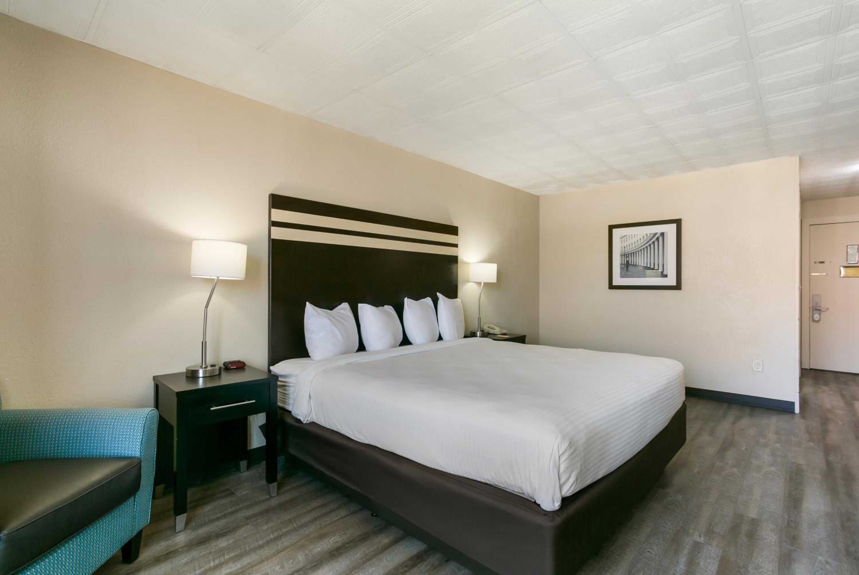 Deluxe King Room - Photo 1