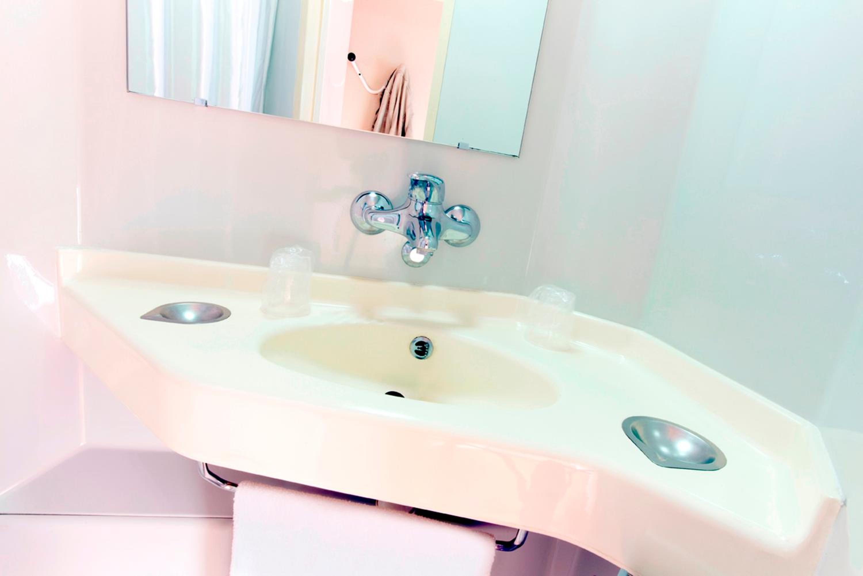 Triple Room (1 Double Bed + 1 Single Bed) - Photo 2