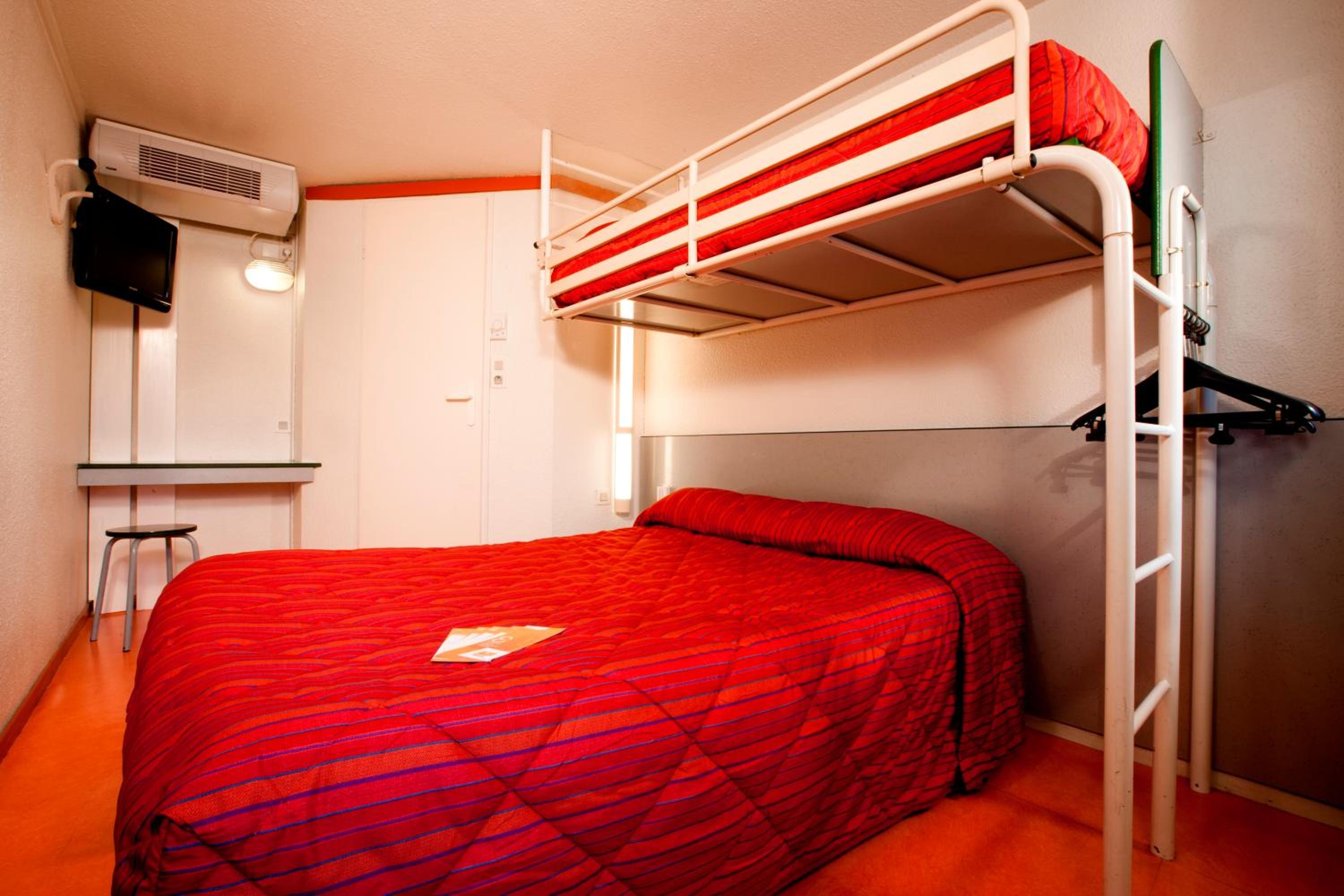 Triple Room (1 Double Bed + 1 Single Bed) - Photo 1