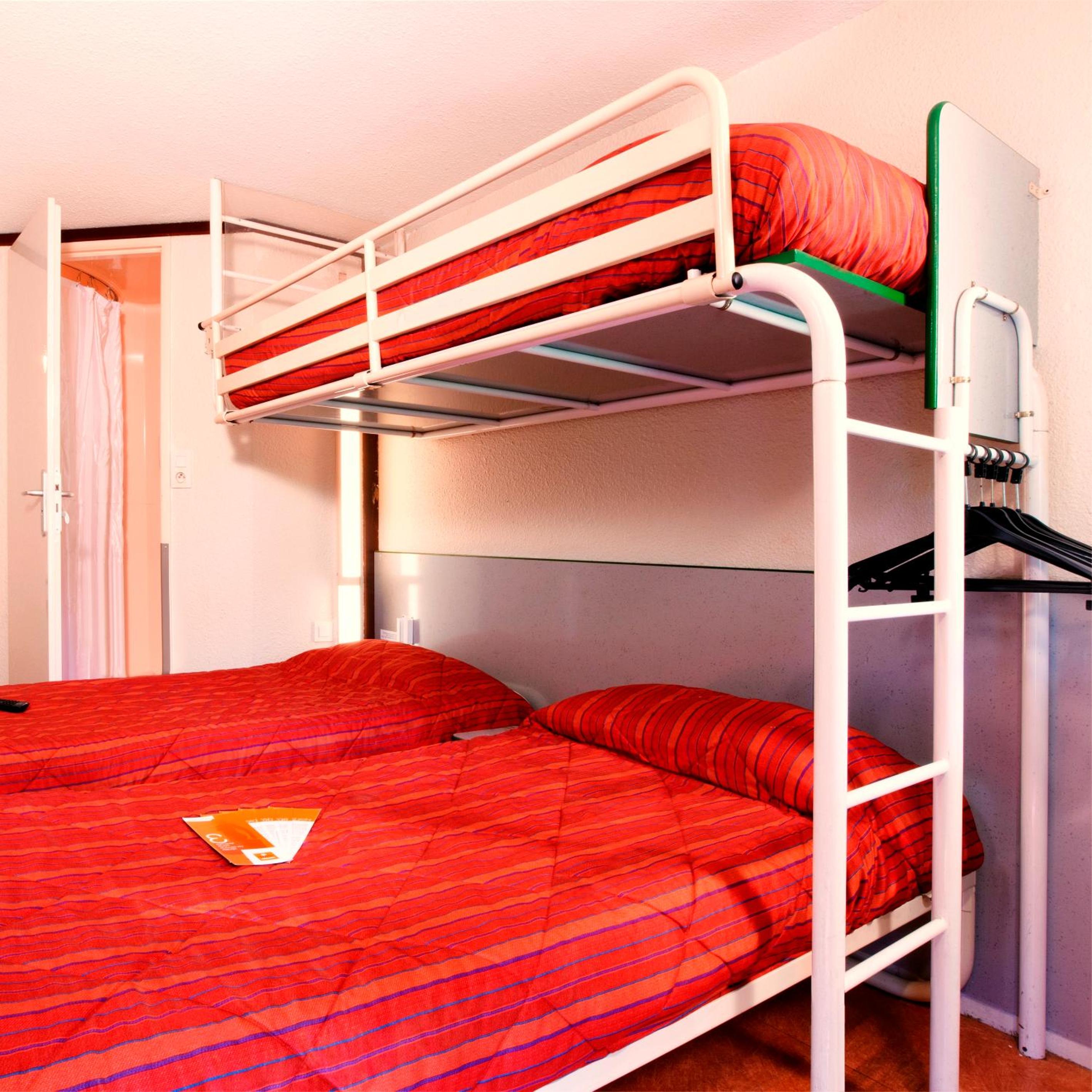 Triple Room (1 Double Bed + 1 Single Bed) - Photo 4