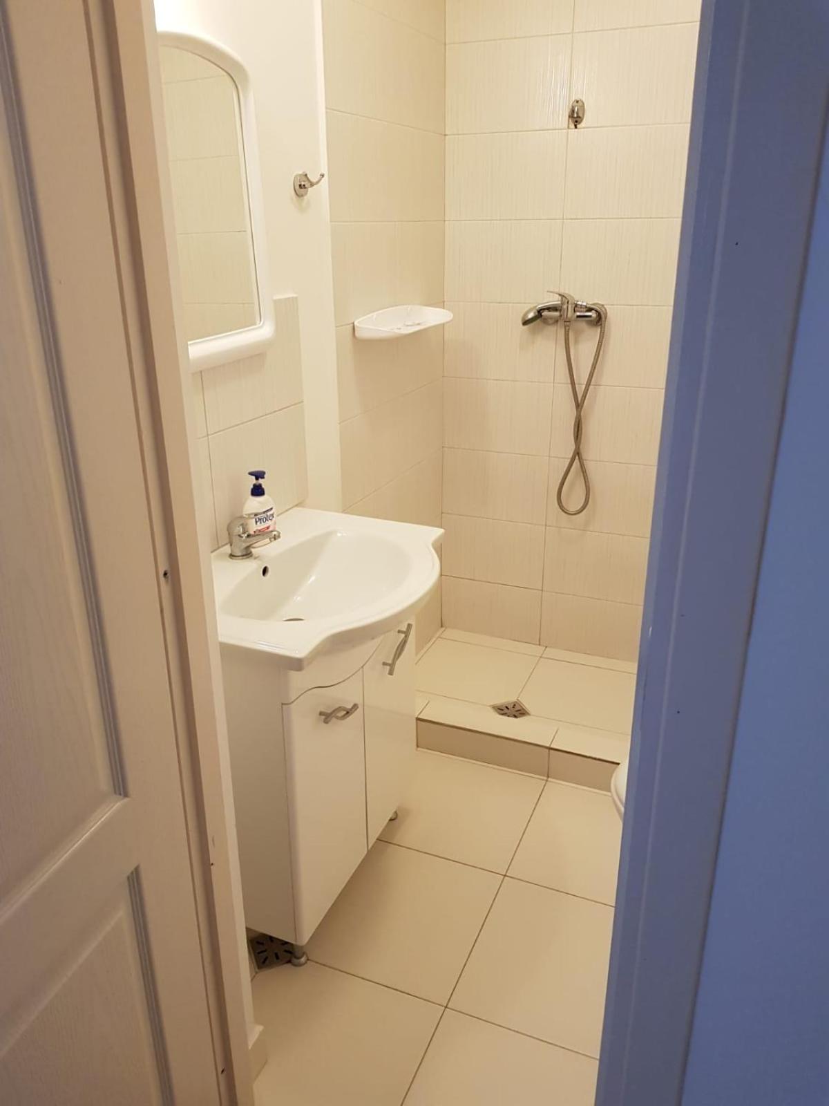 One-Bedroom Apartment - Photo 3