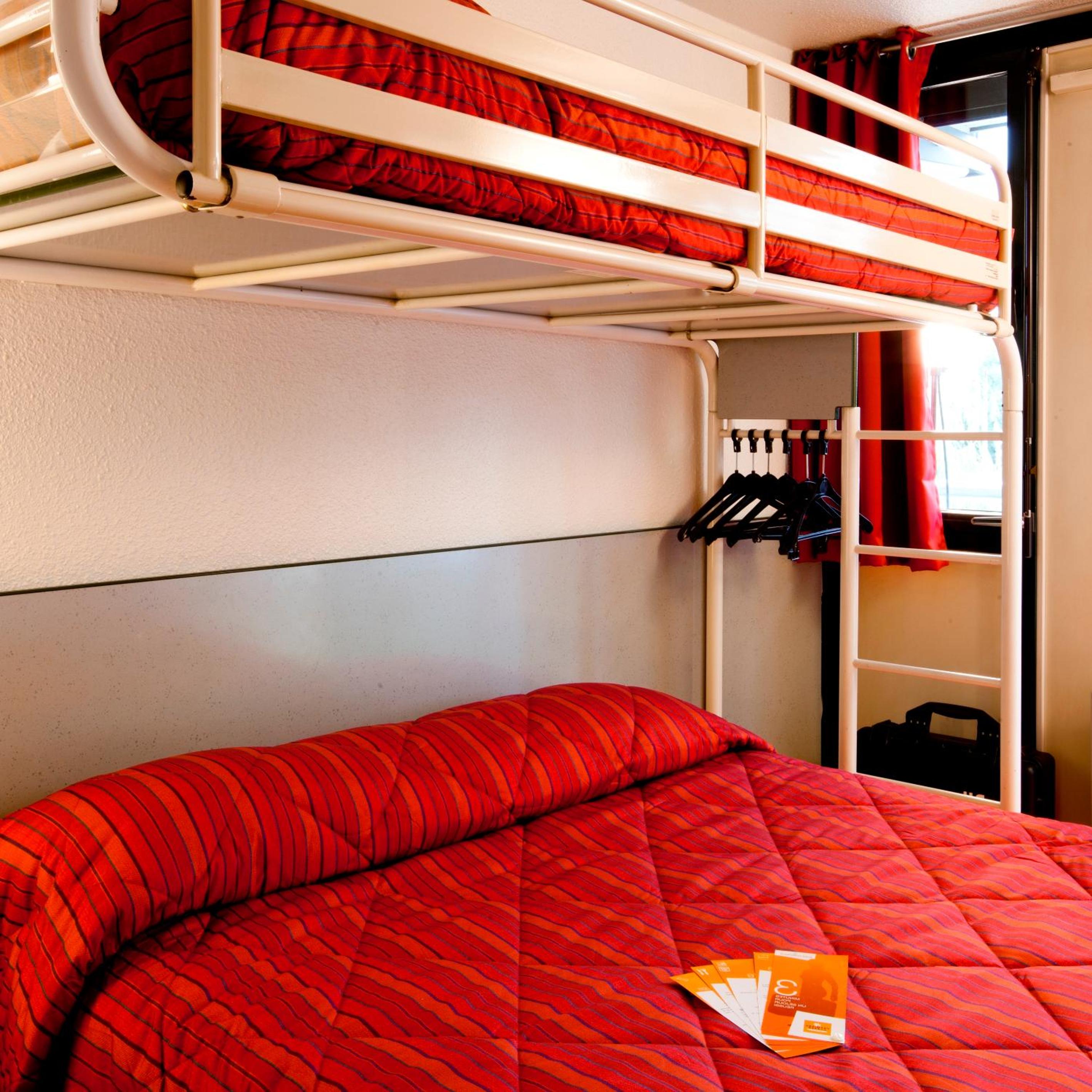 Triple Room (1 Double Bed + 1 Single Bed) - Photo 5