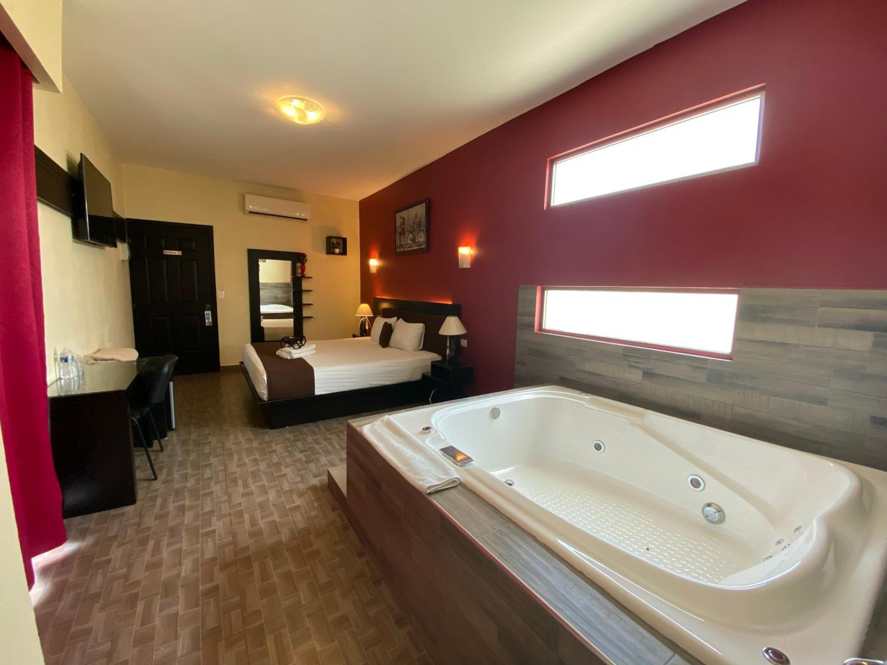 Queen Suite with Spa Bath photo 1