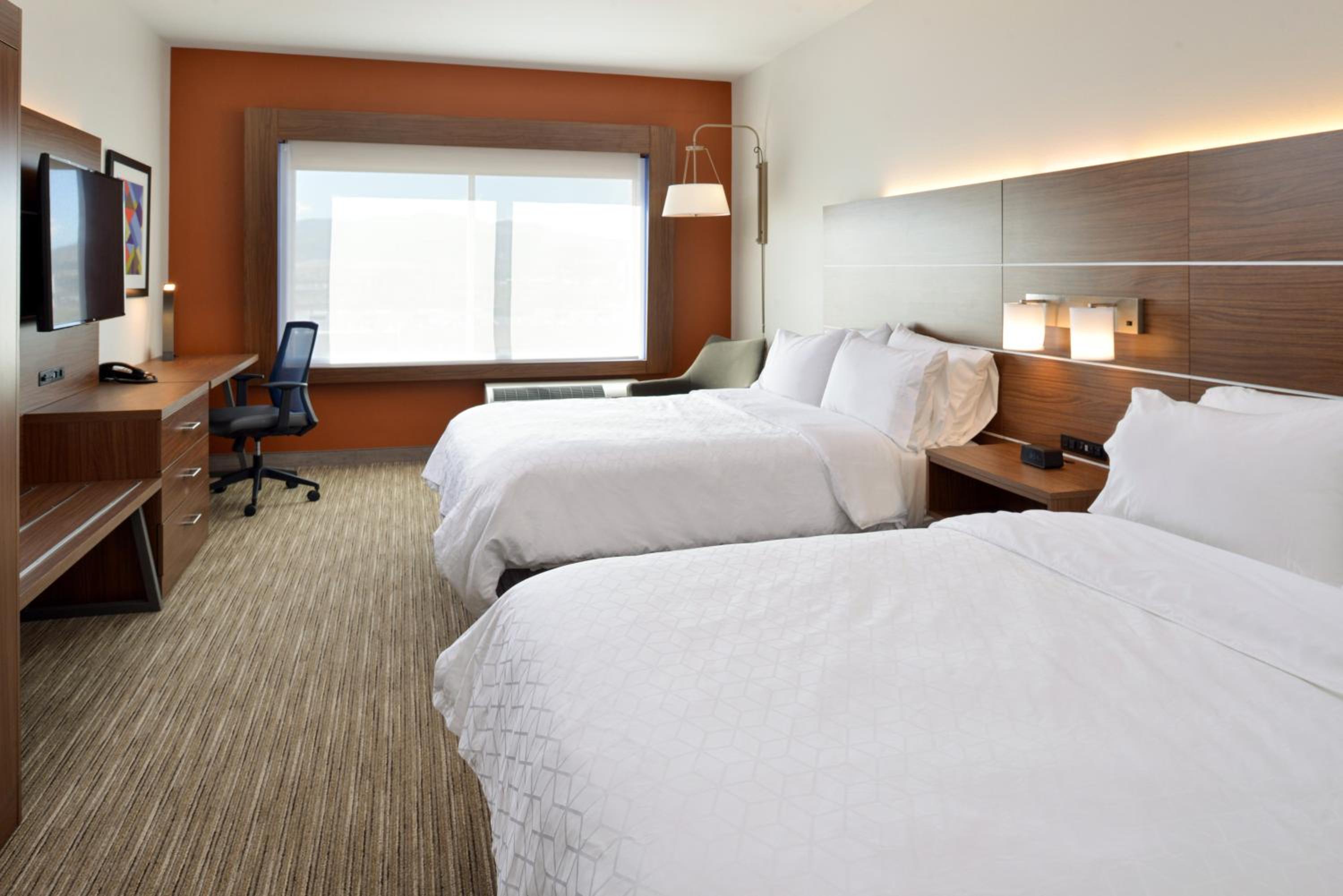 Standard Queen Room with Two Queen Beds - Photo 3