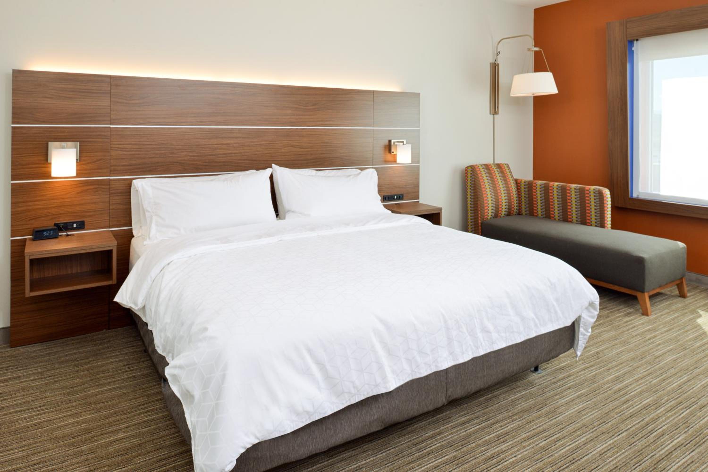 Standard King Room with Walk-In Shower - Photo 3