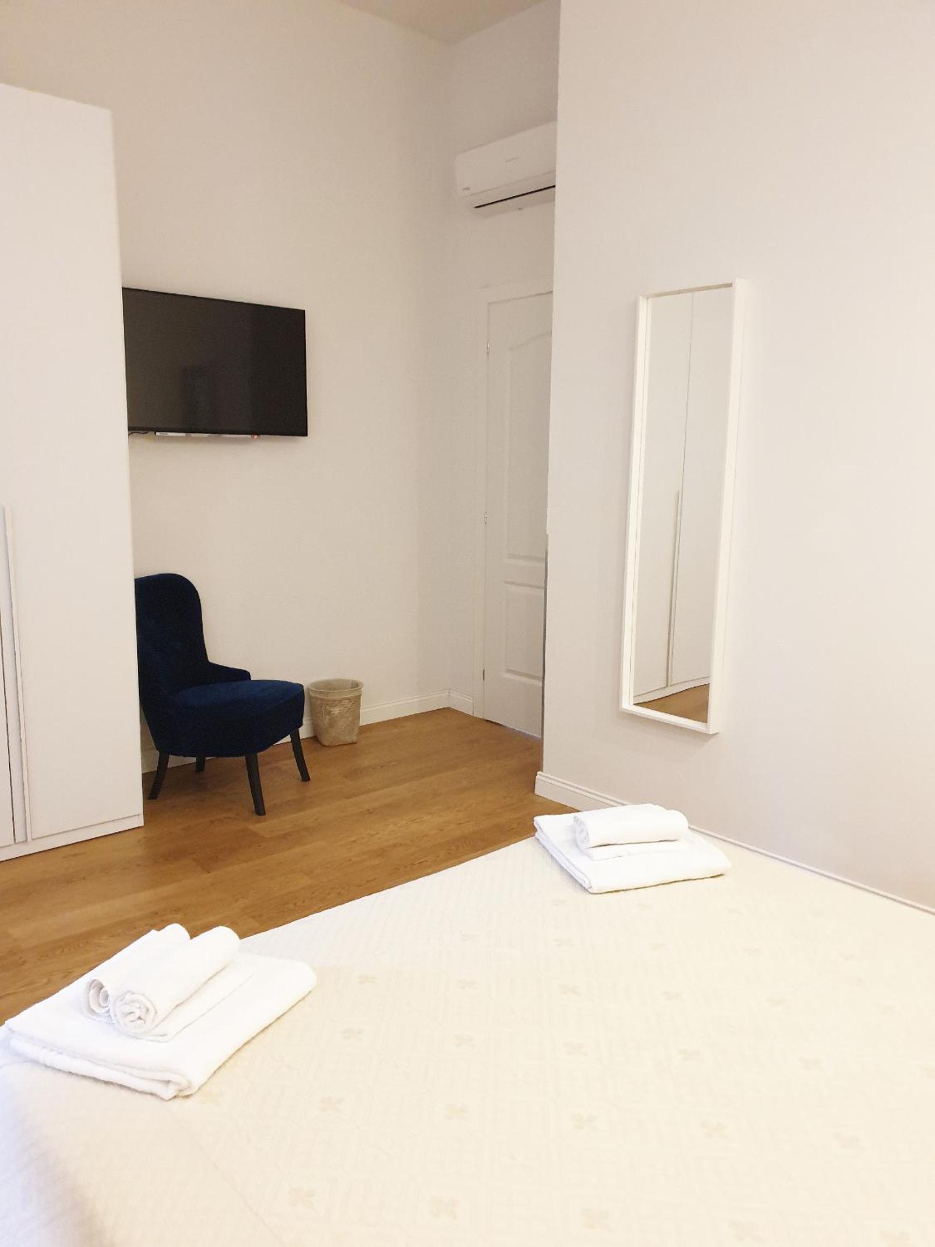 Double Room with Balcony and Private Bathroom photo 2