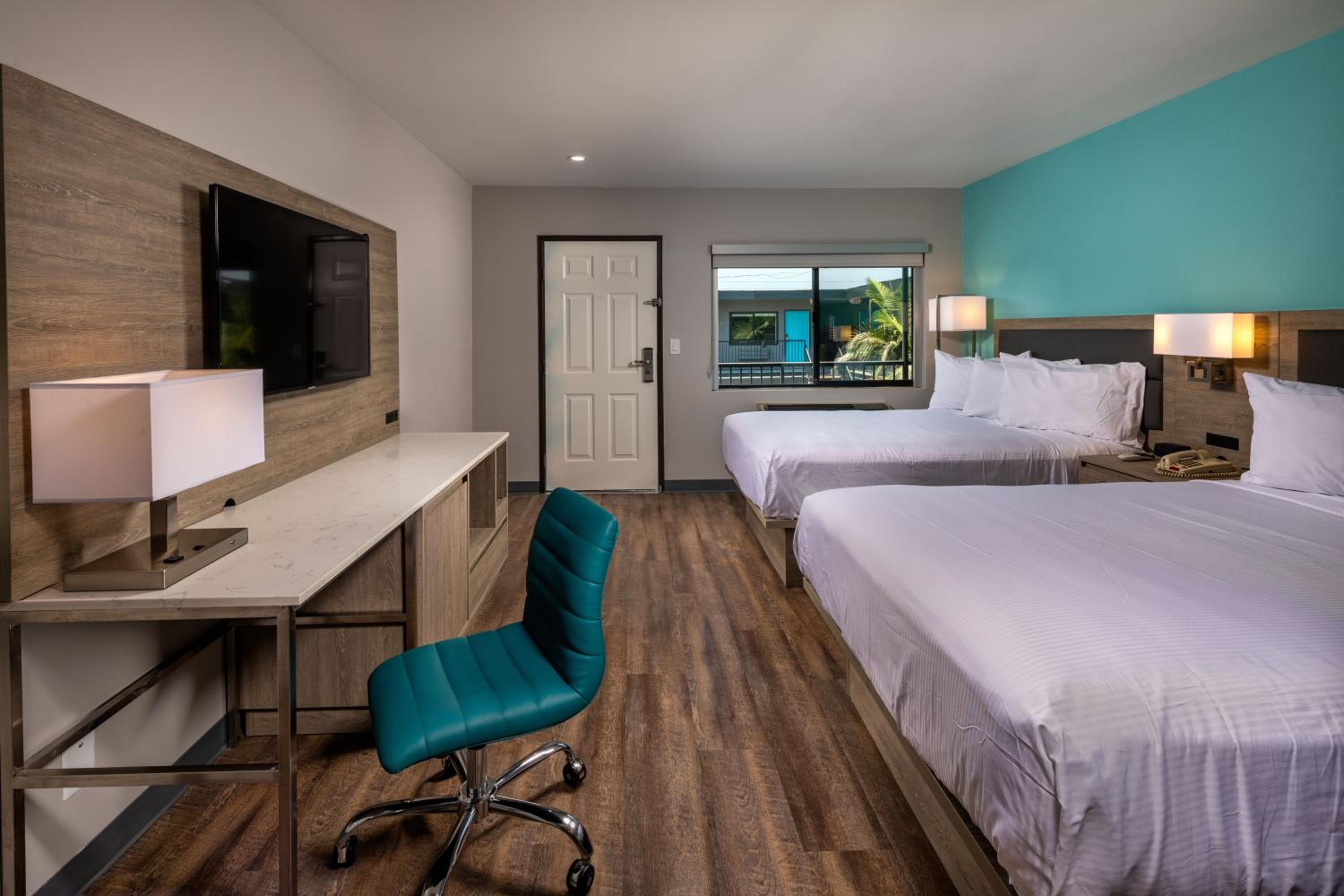 Queen Room with Two Queen Beds - Non-Smoking - Photo 2