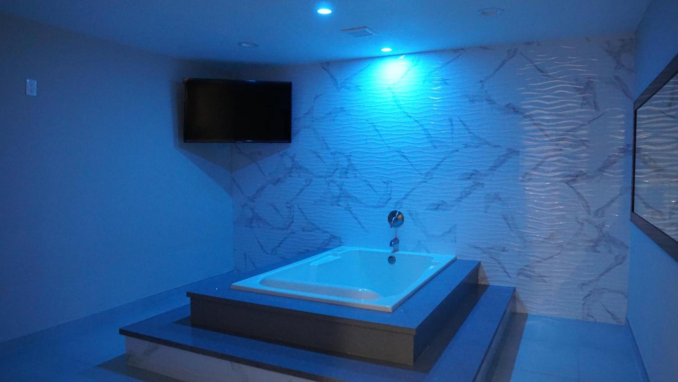 King Suite with Spa Bath - Photo 5
