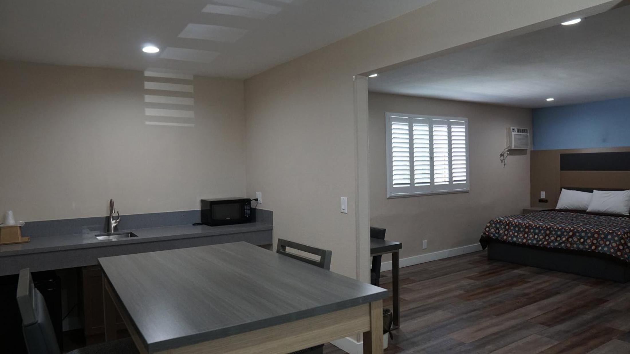 King Suite with Spa Bath - Photo 1