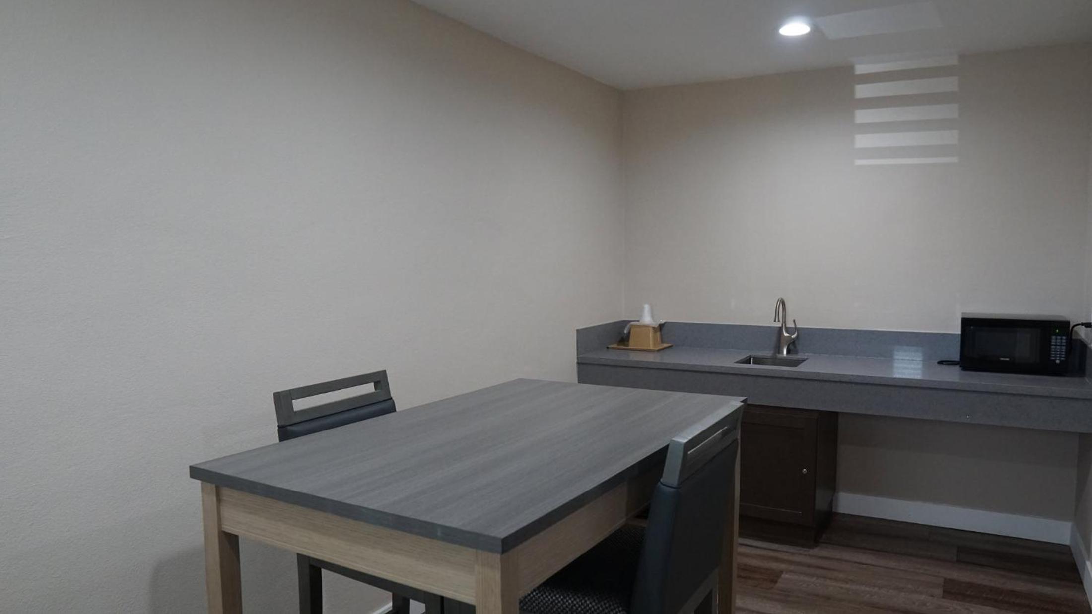 King Suite with Spa Bath - Photo 4