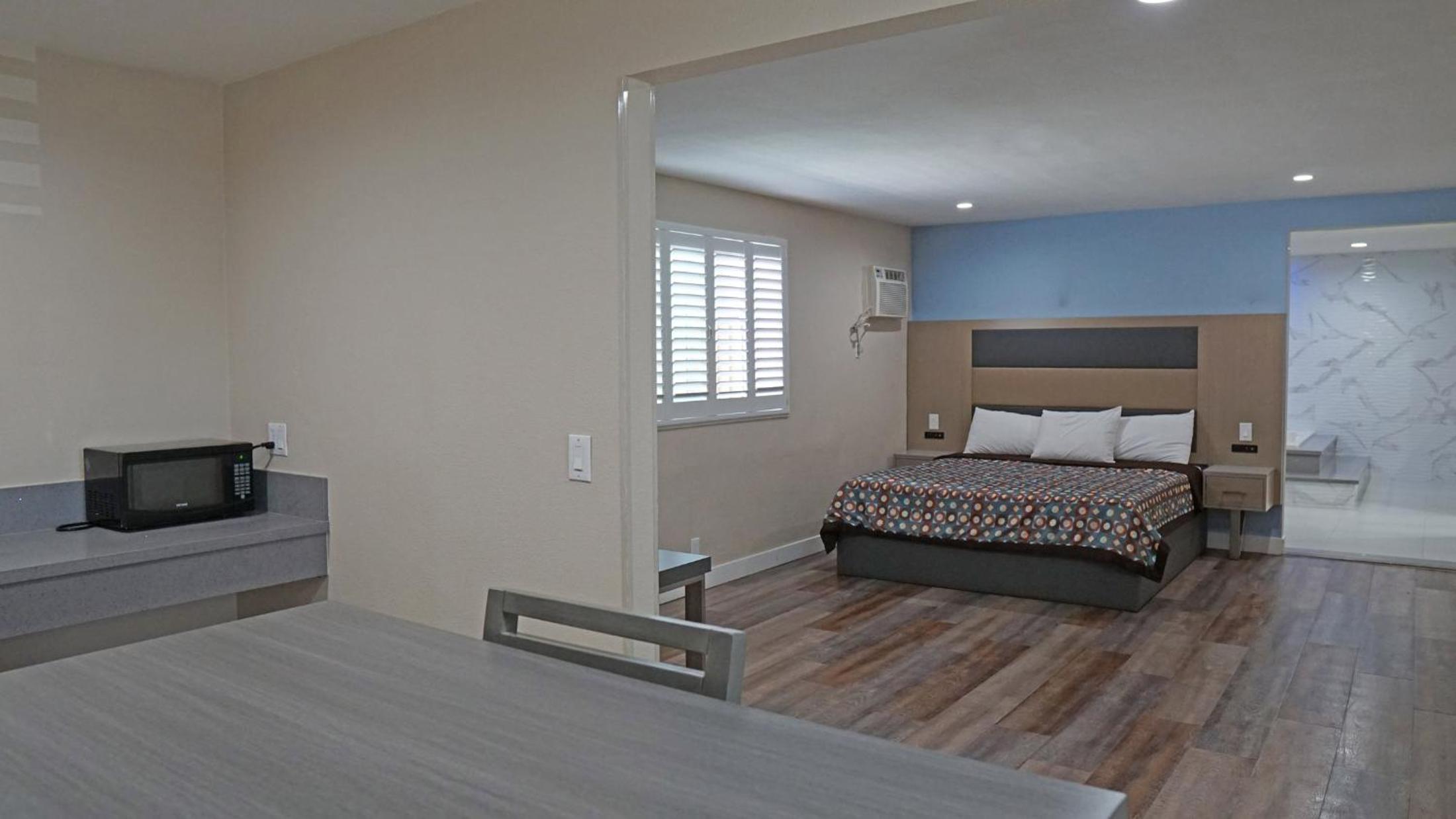King Suite with Spa Bath - Photo 11