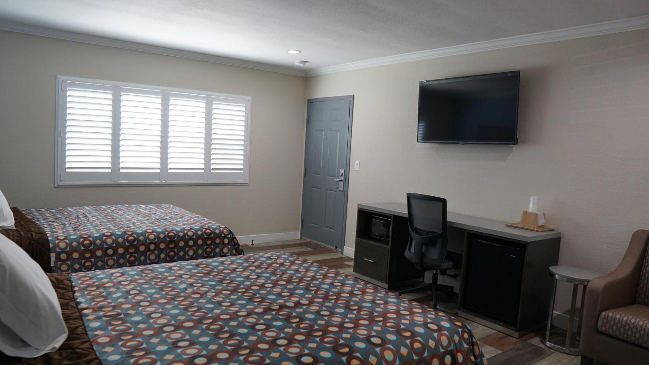 Superior Queen Room with Two Queen Beds - Photo 5