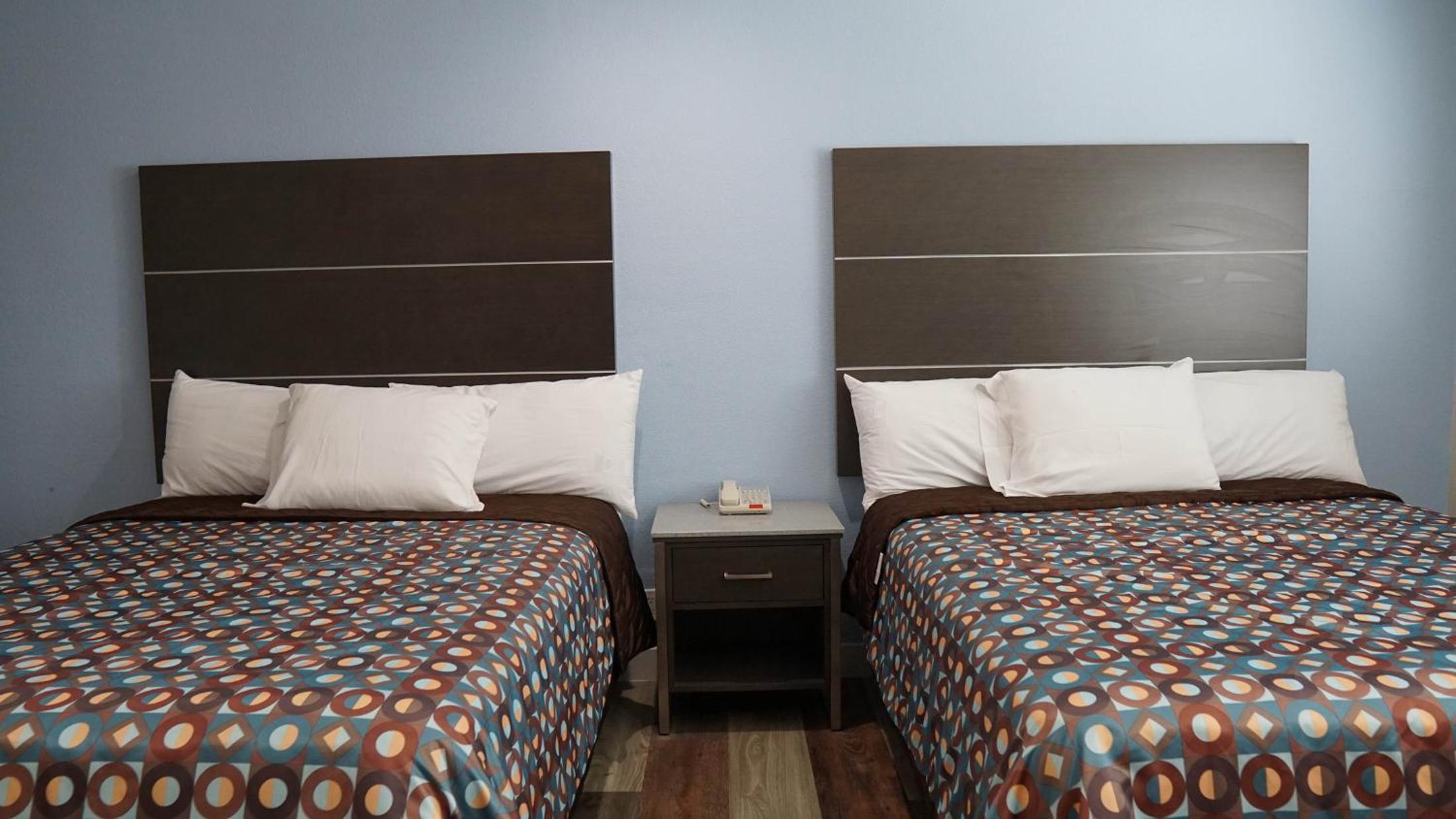 Superior Queen Room with Two Queen Beds - Photo 4