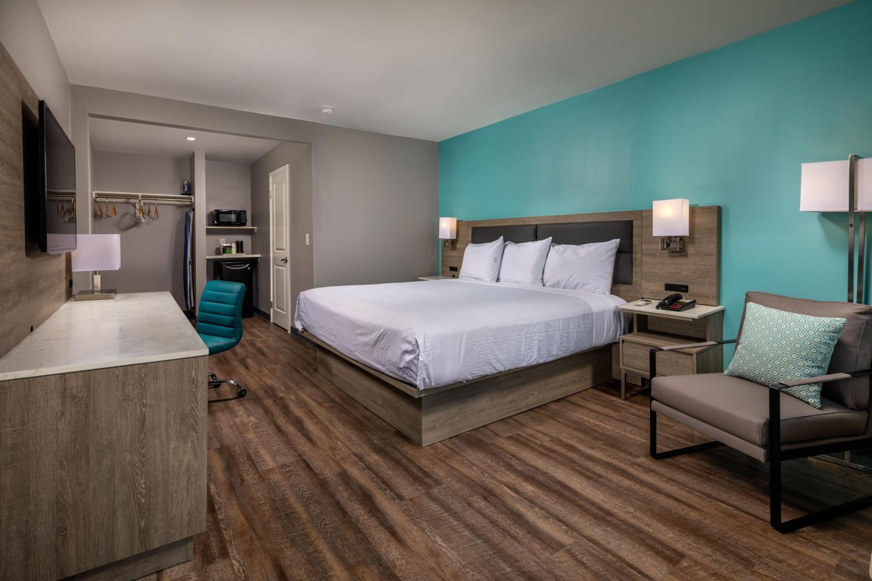 Queen Room with Two Queen Beds - Mobility Access/Non-Smoking - Photo 5