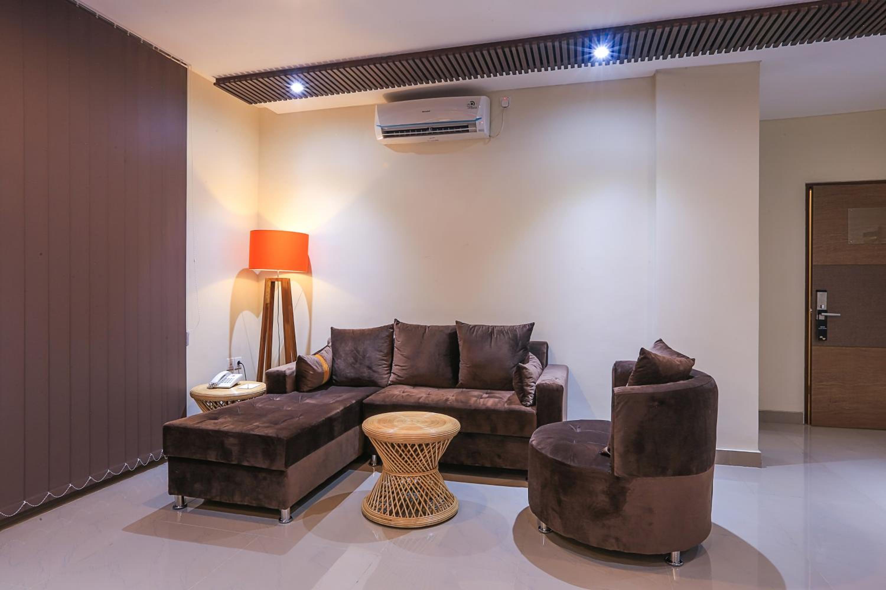 Suite Room With Jacuzzi - Photo 2