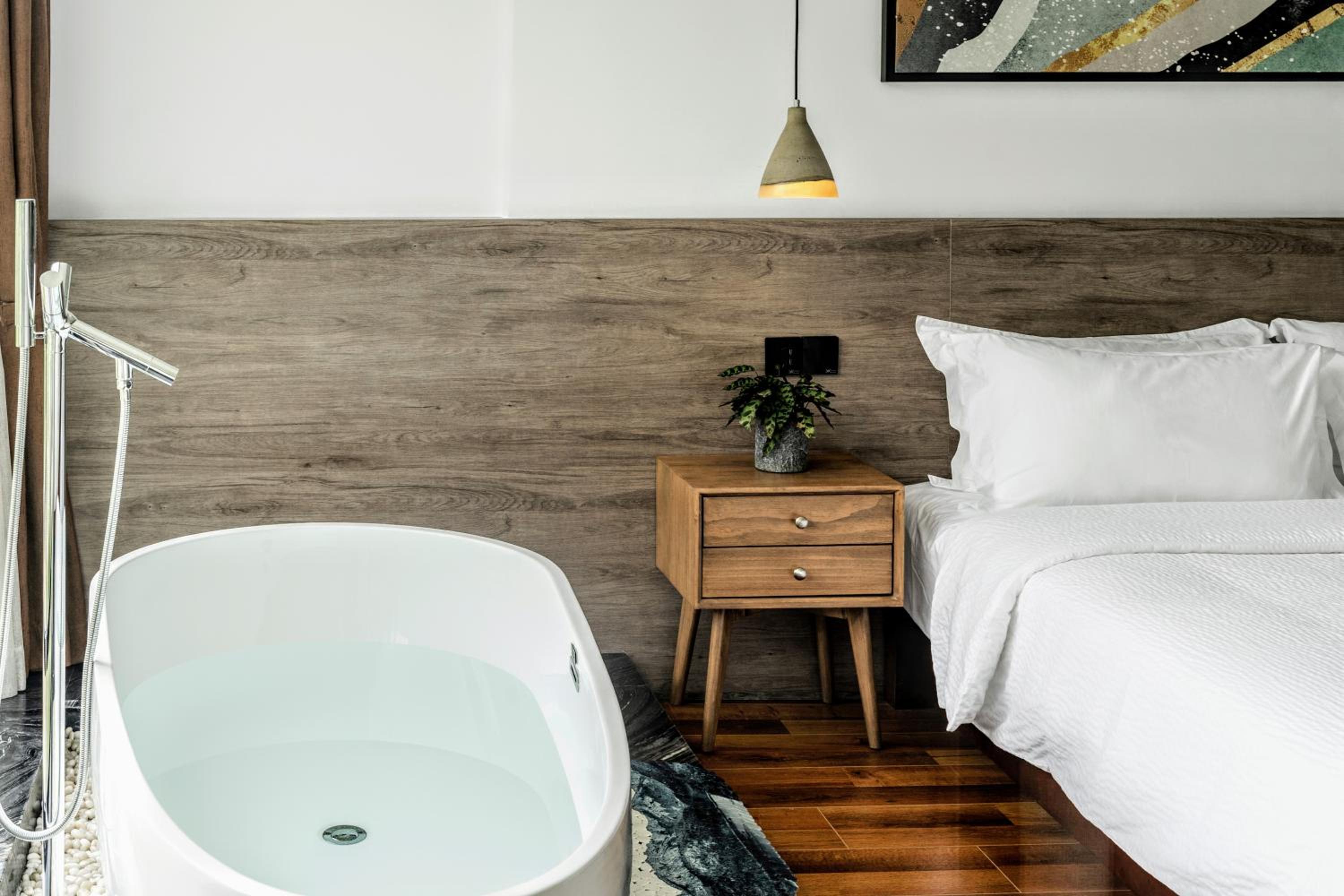 Whispering Mountain - Suite with Mountain View and Tub