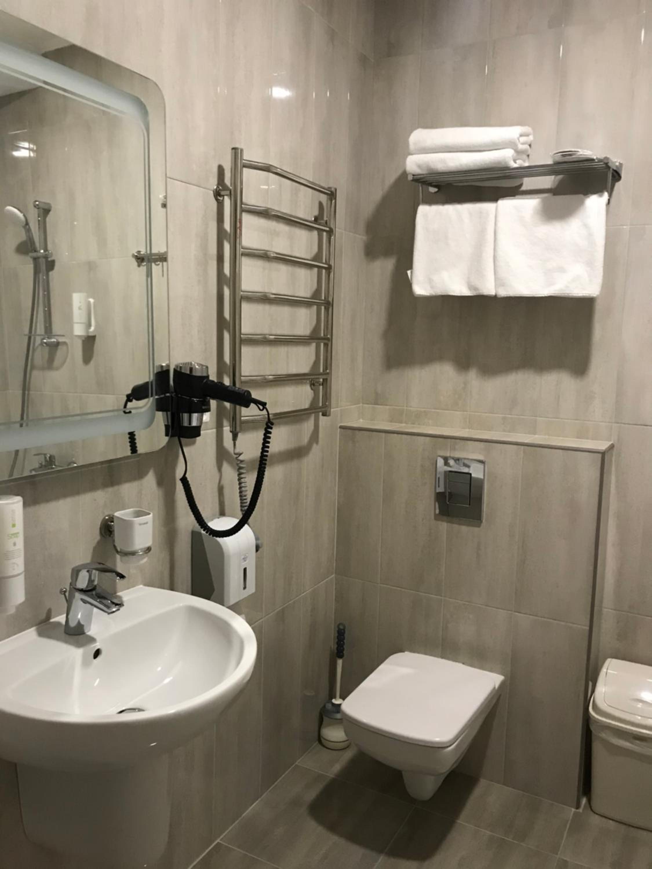 Family Room with Private Bathroom photo 2