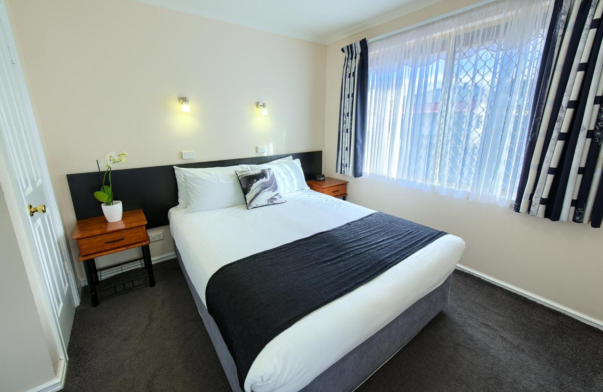 Deluxe One-Bedroom Apartment