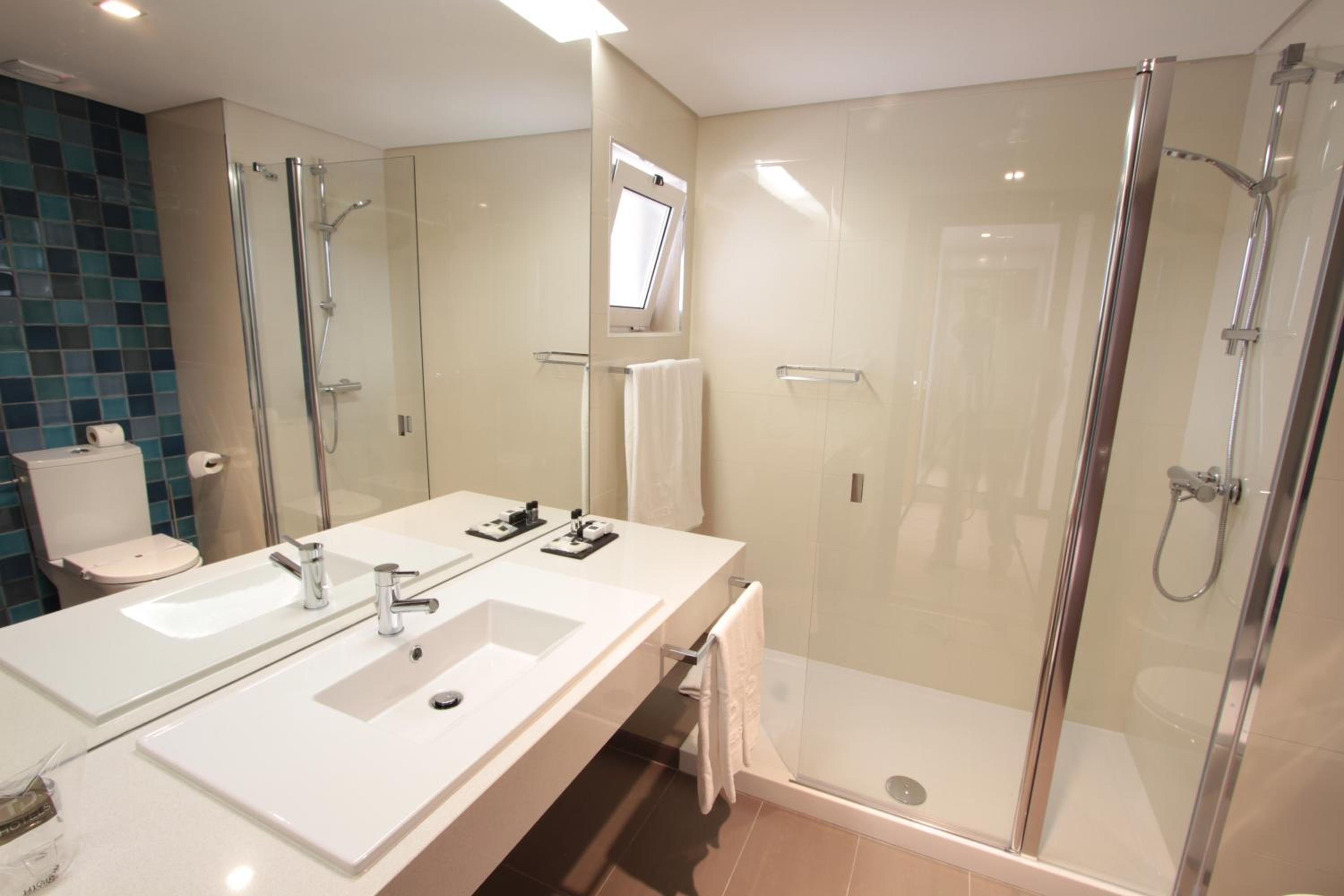 Double or Twin Room with Side Sea View - Photo 14