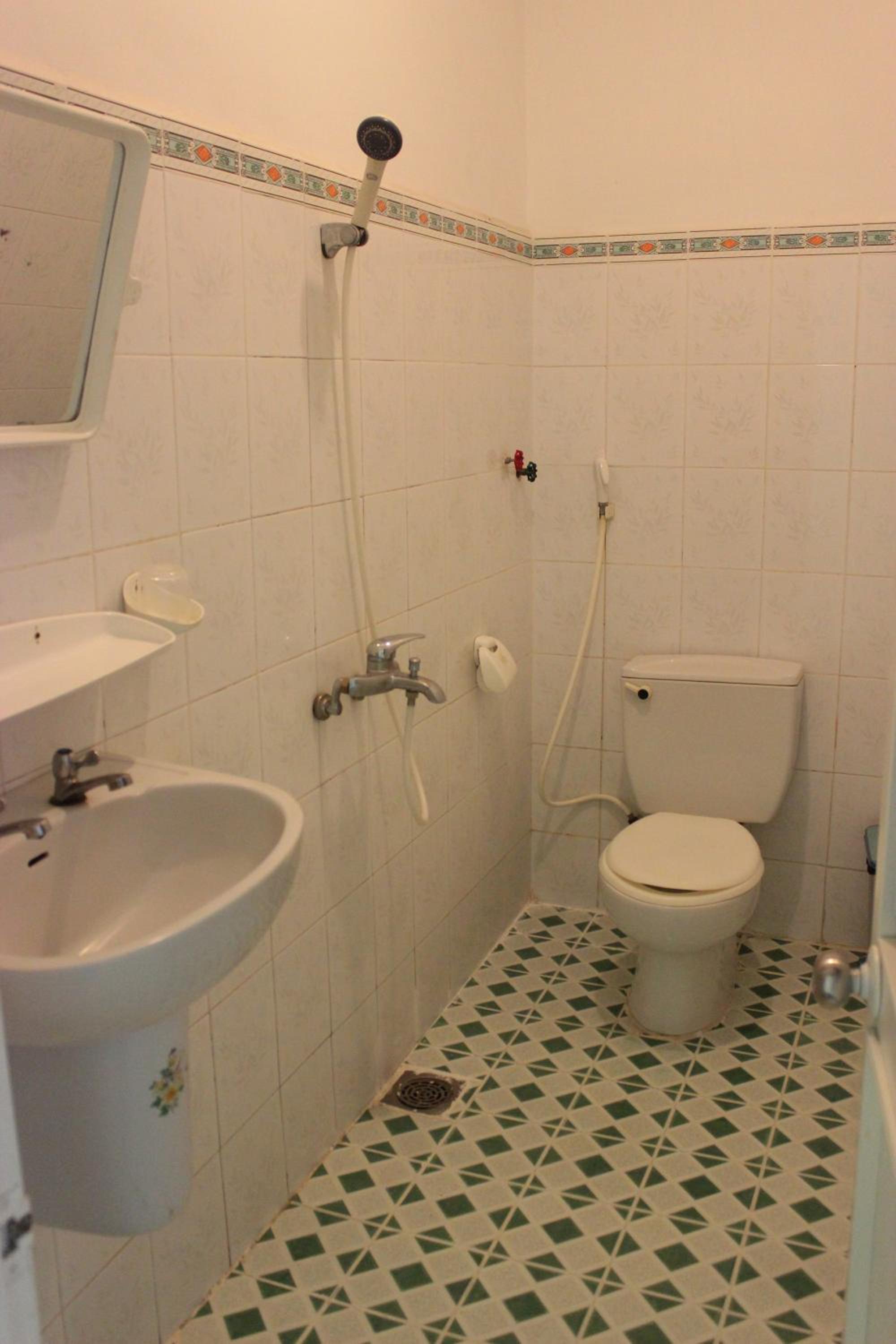 Family Room with Private Bathroom - Photo 4