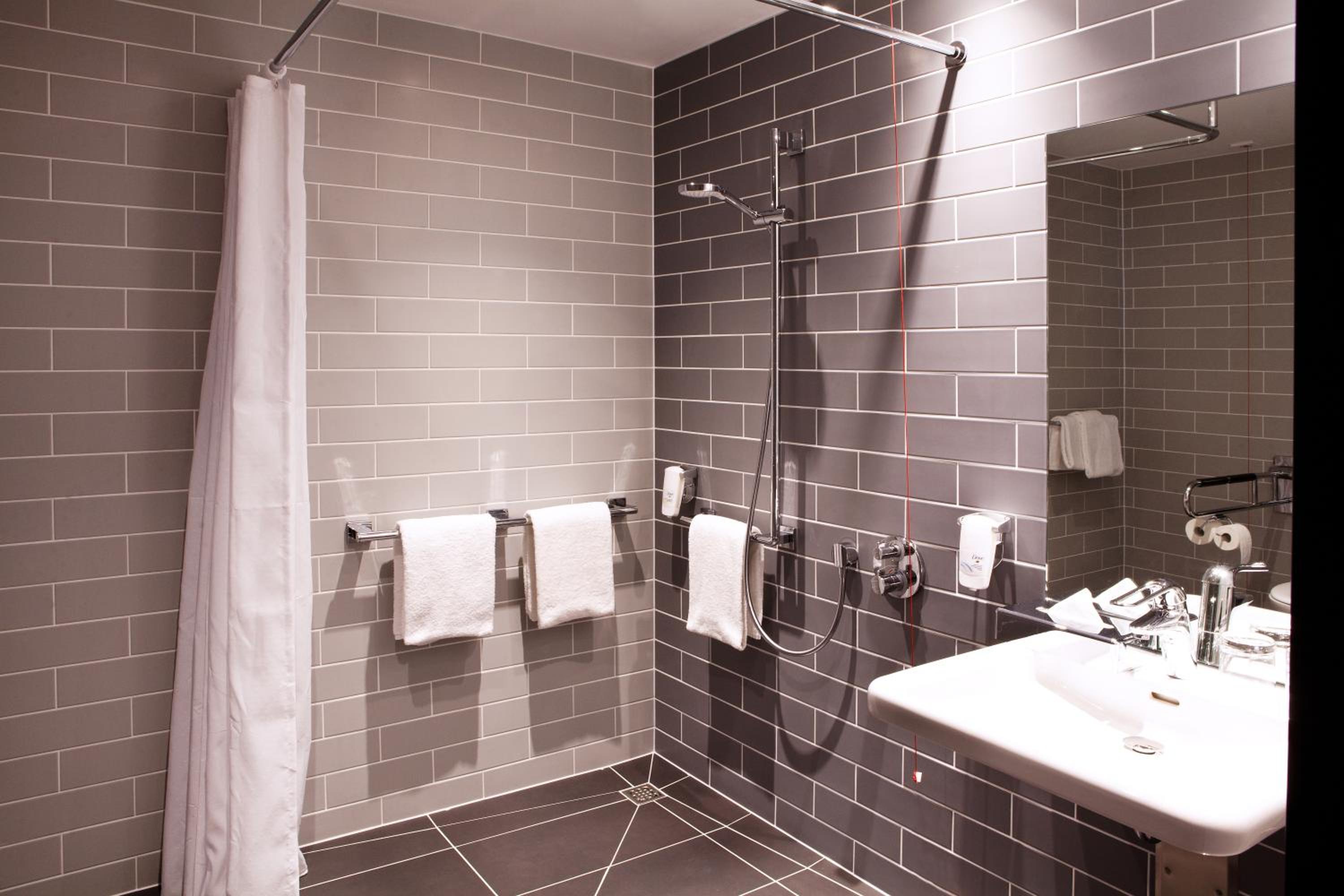 Standard Queen Room - Accessible - Photo 4