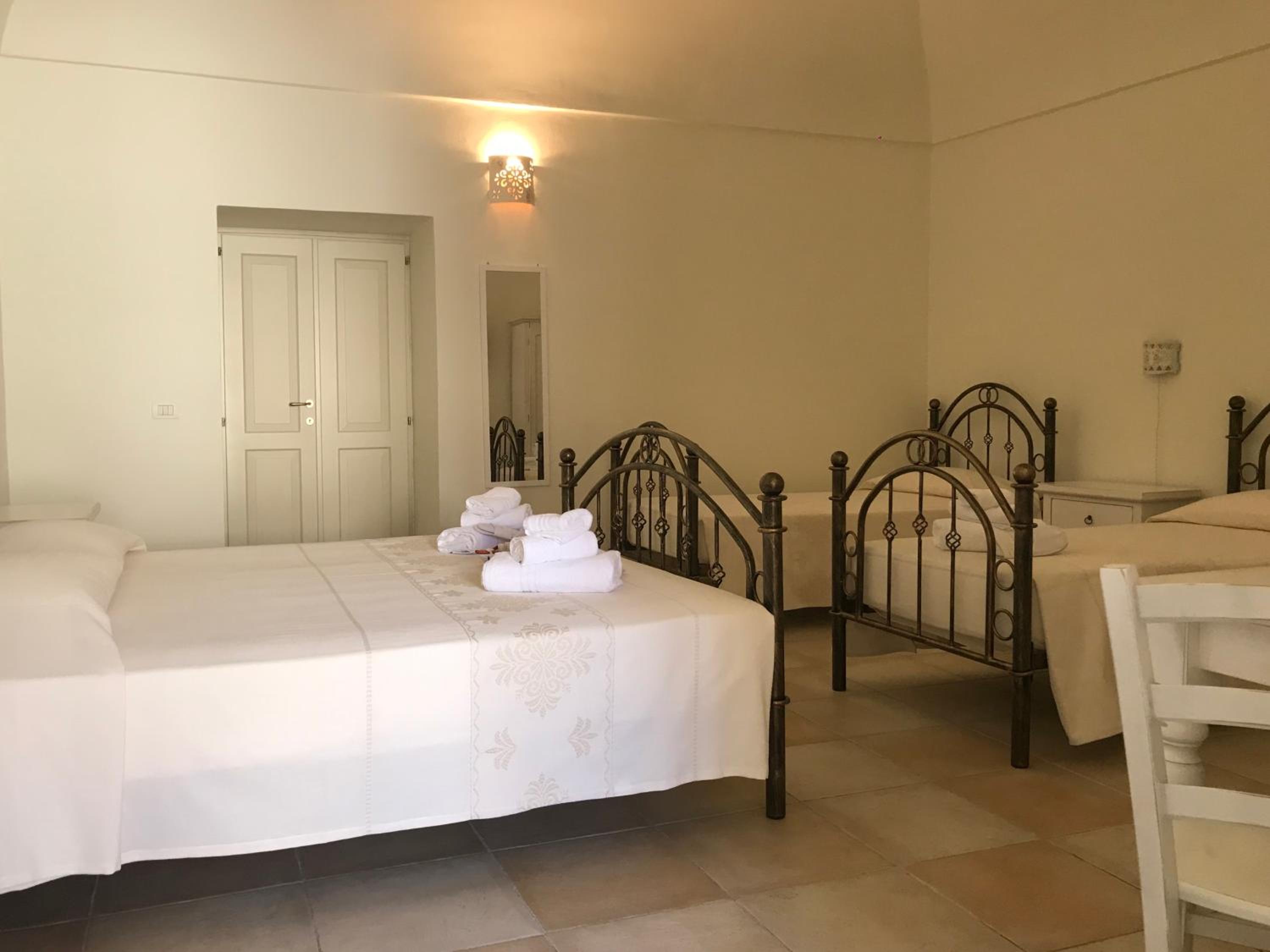 Quadruple Room with Balcony - Photo 3