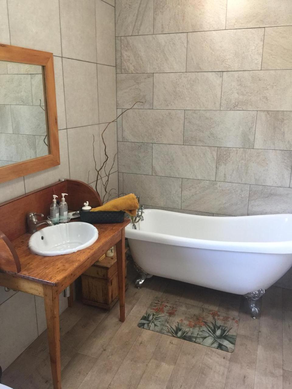 Deluxe Double Room with Bath - Photo 5