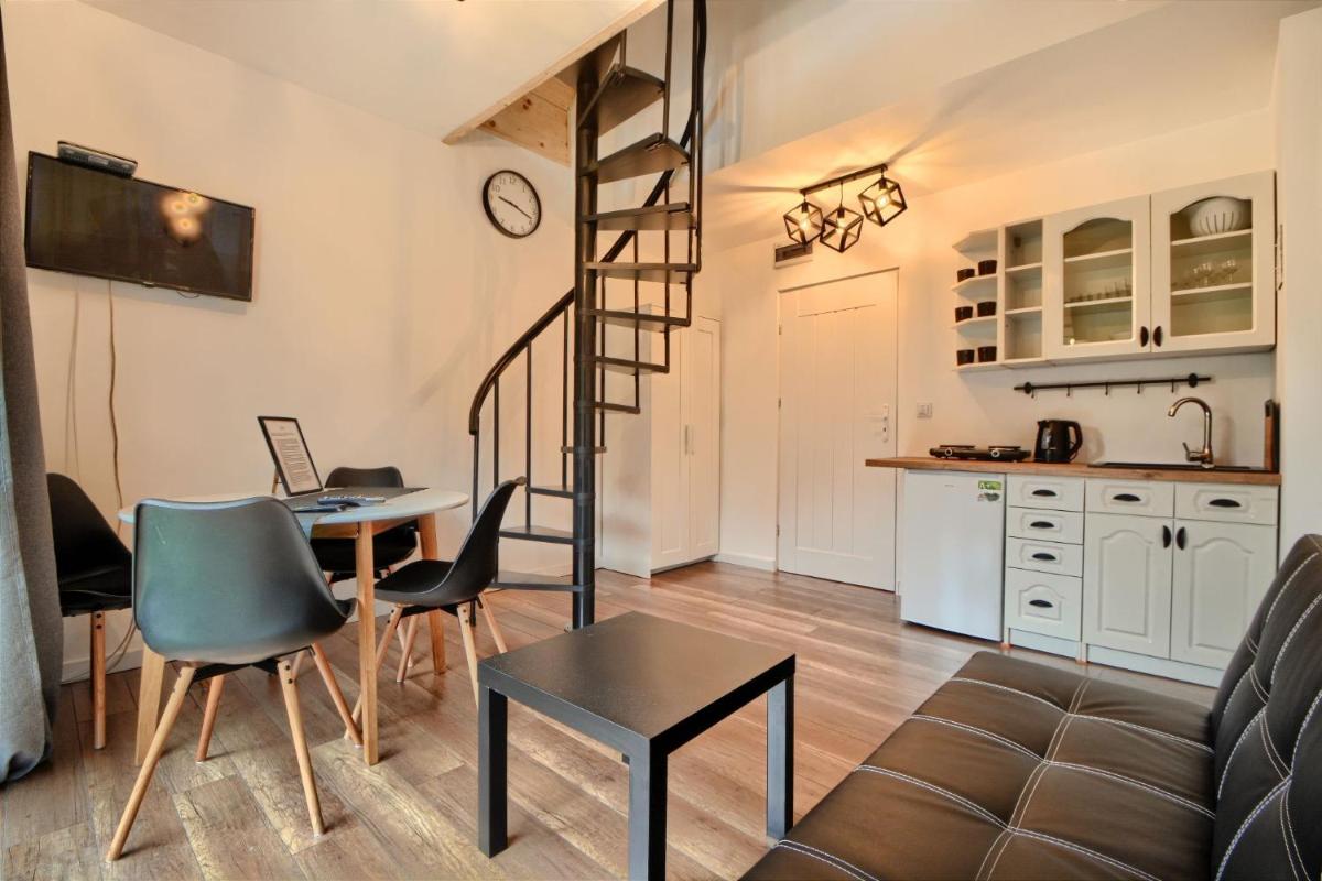 Apartment with Balcony photo 2
