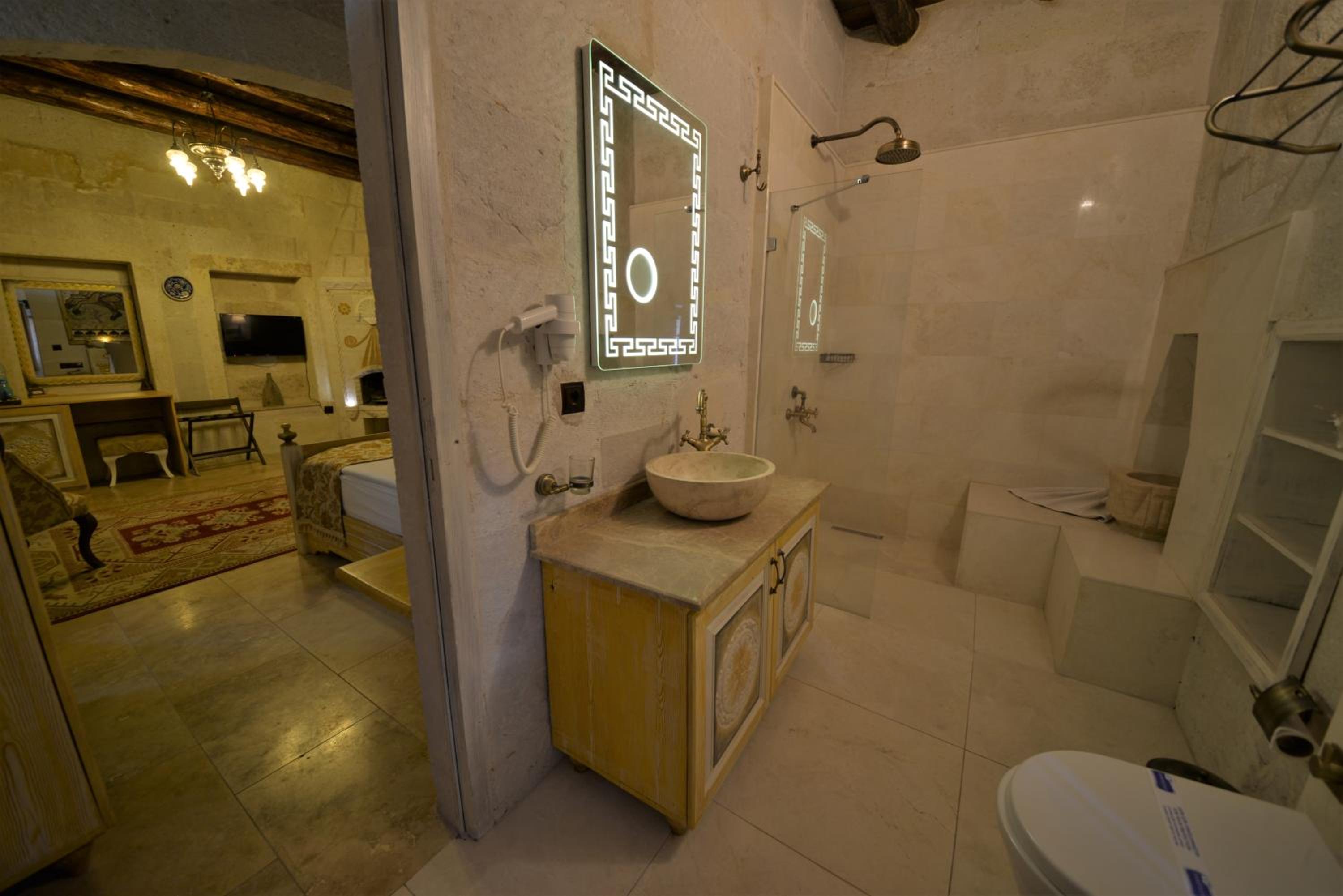 Deluxe Double Room - Photo 12