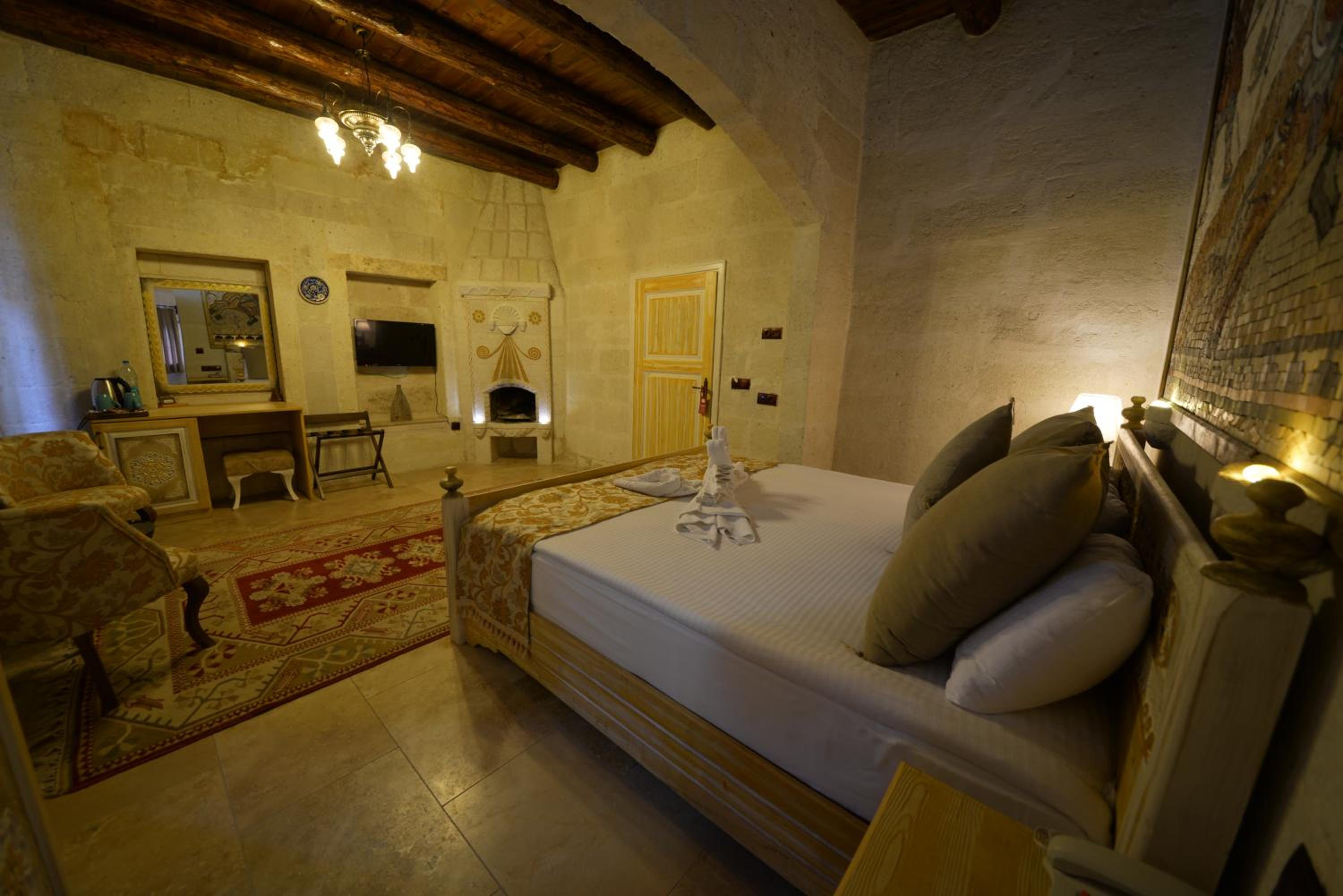 Deluxe Double Room - Photo 11