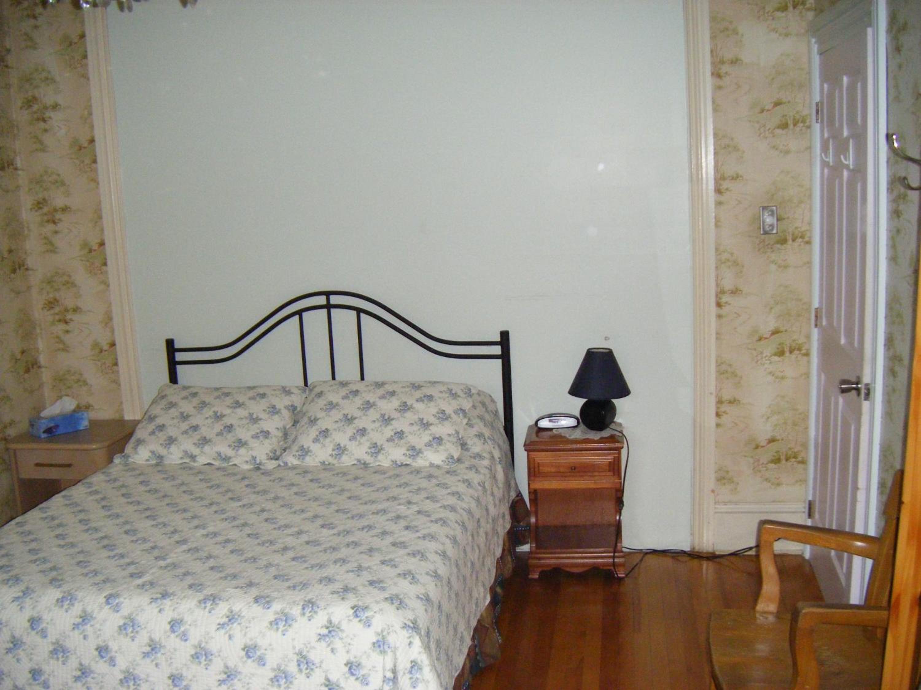 Queen Room with Sofa Bed and Shared Bathroom photo 1