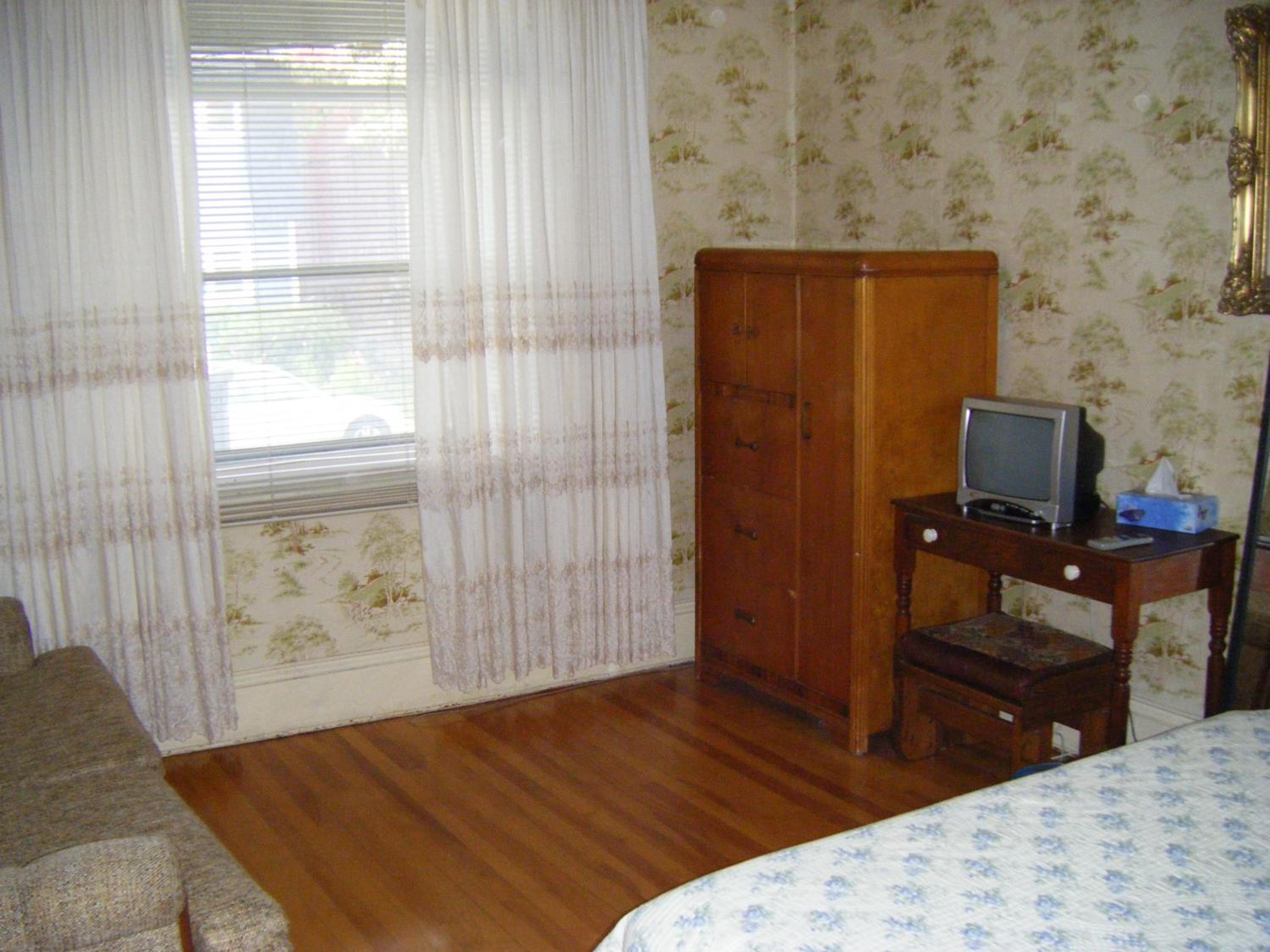 Queen Room with Sofa Bed and Shared Bathroom photo 2