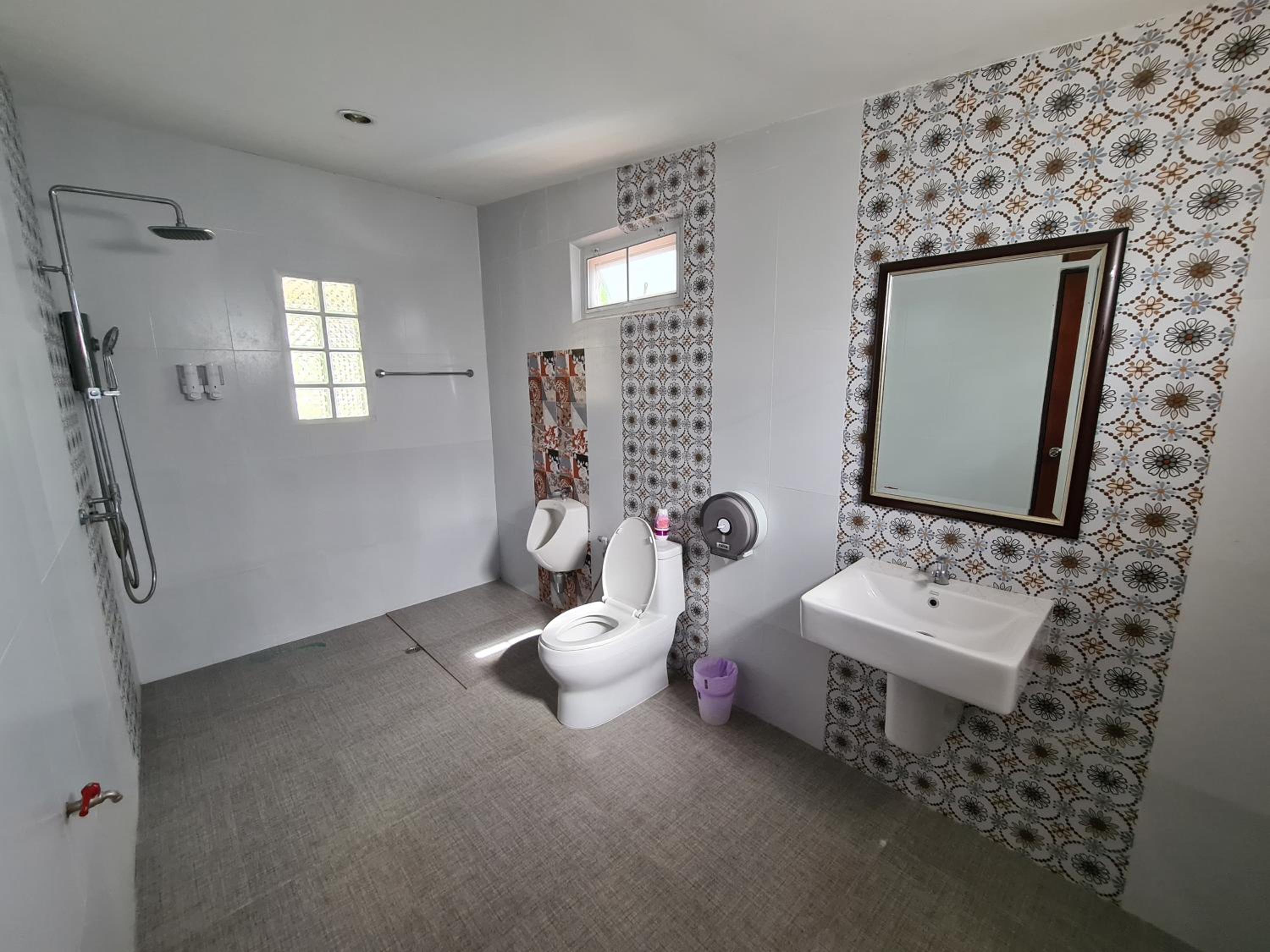 Deluxe Room (2 Adults + 1 Child) - Photo 2