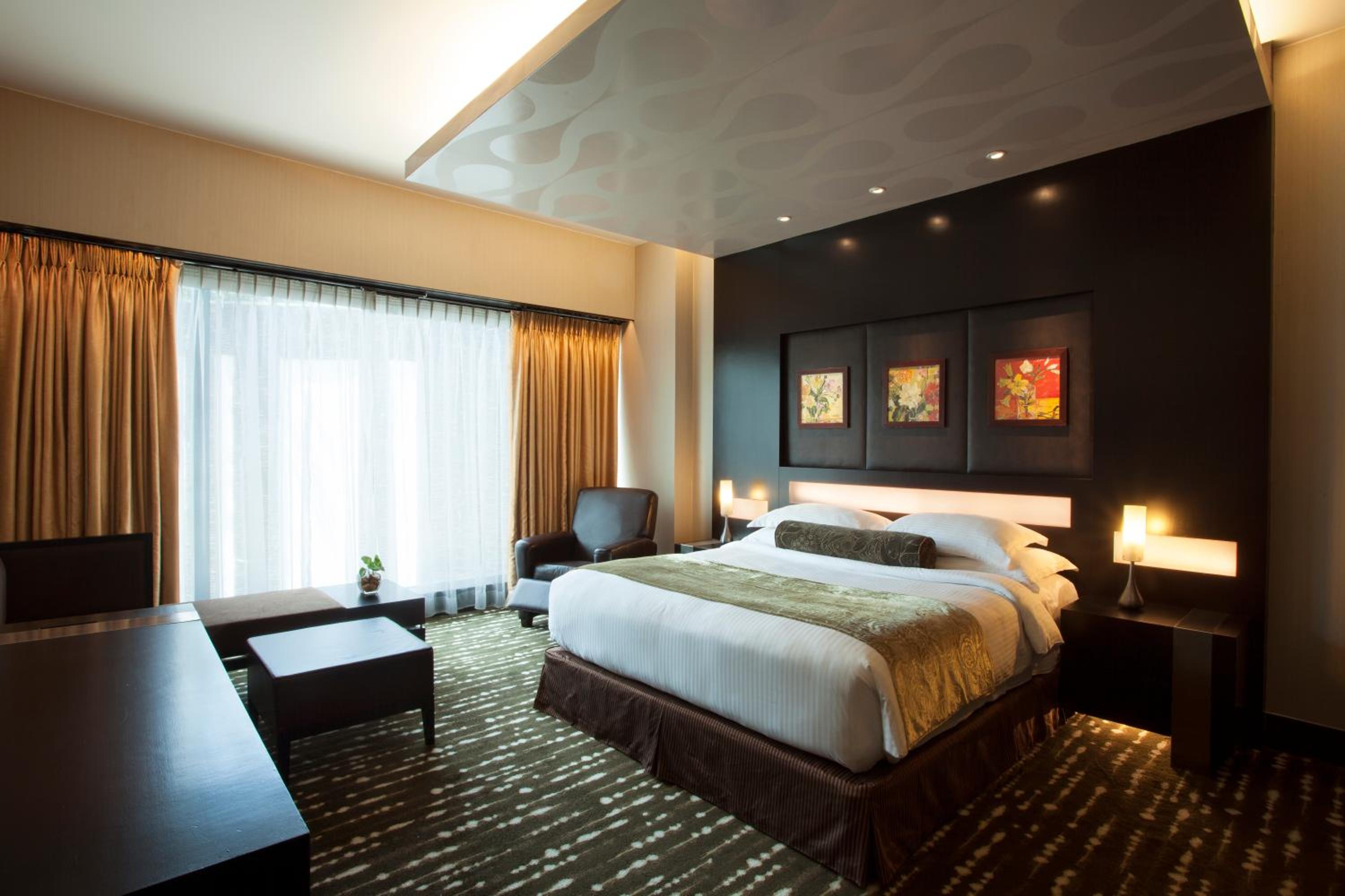 Executive Suite with Lounge Access and Complimentary 3 Pieces of Laundry