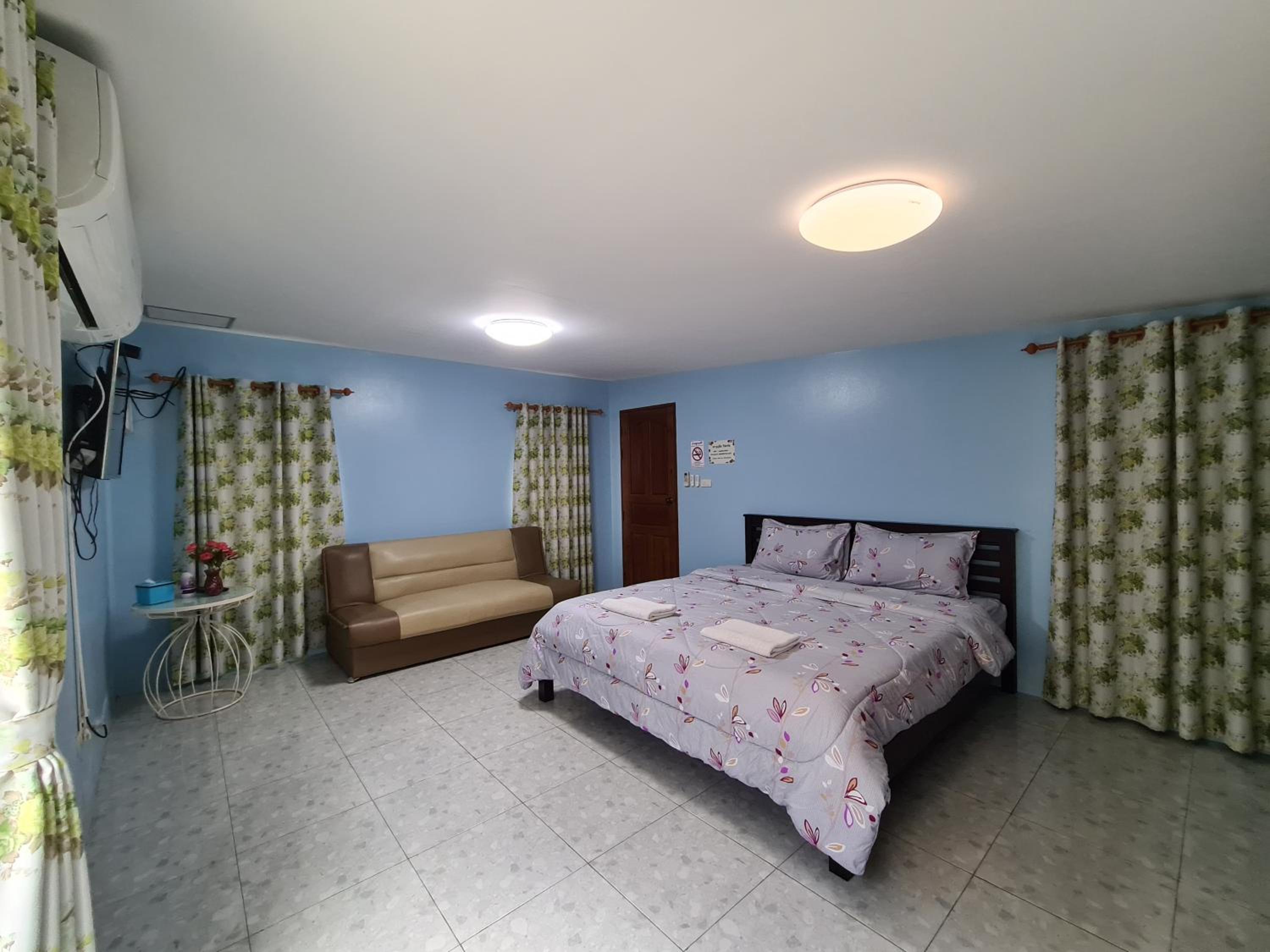 Family Room with Garden View - Photo 1