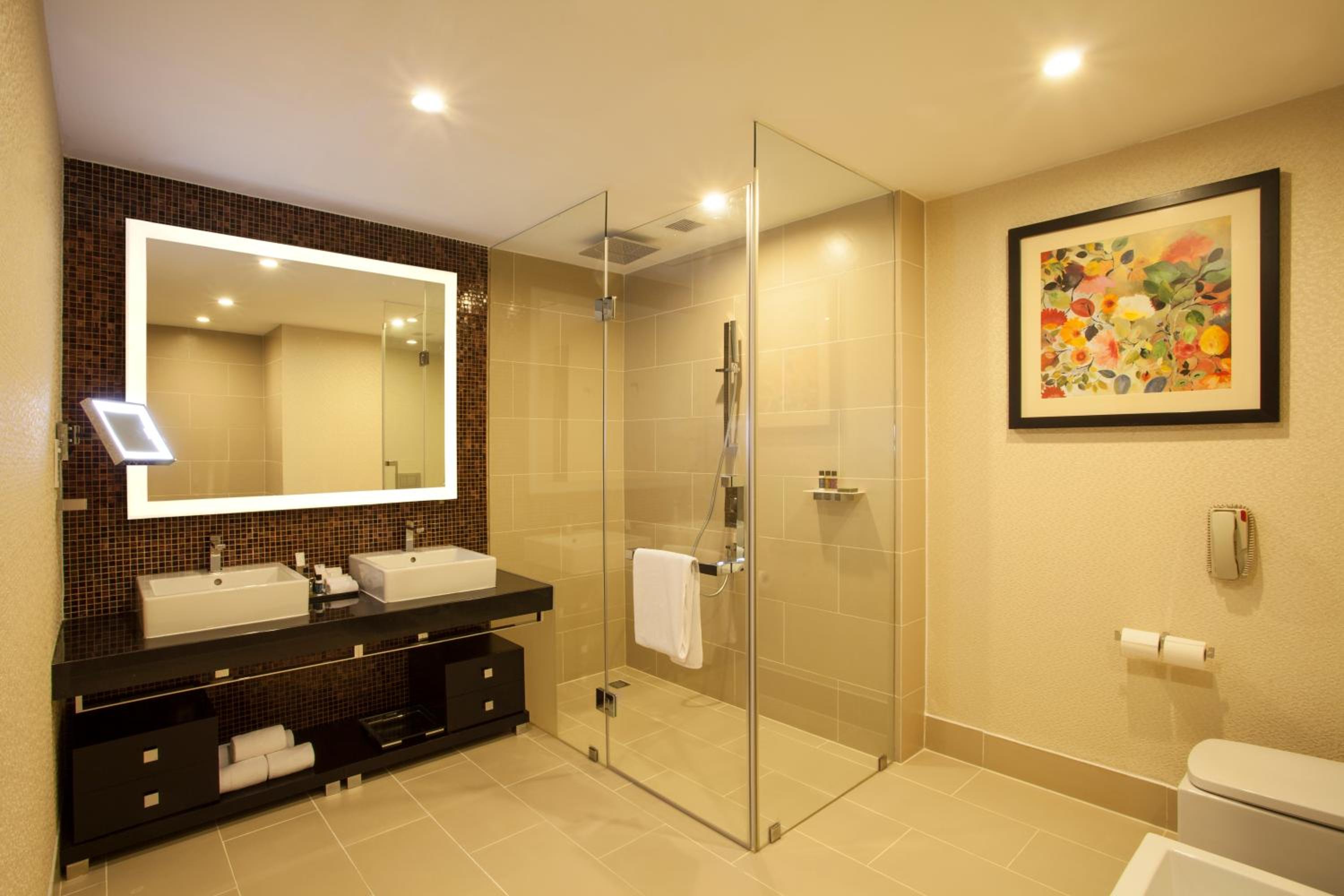Executive Suite with Lounge Access and Complimentary 3 Pieces of Laundry