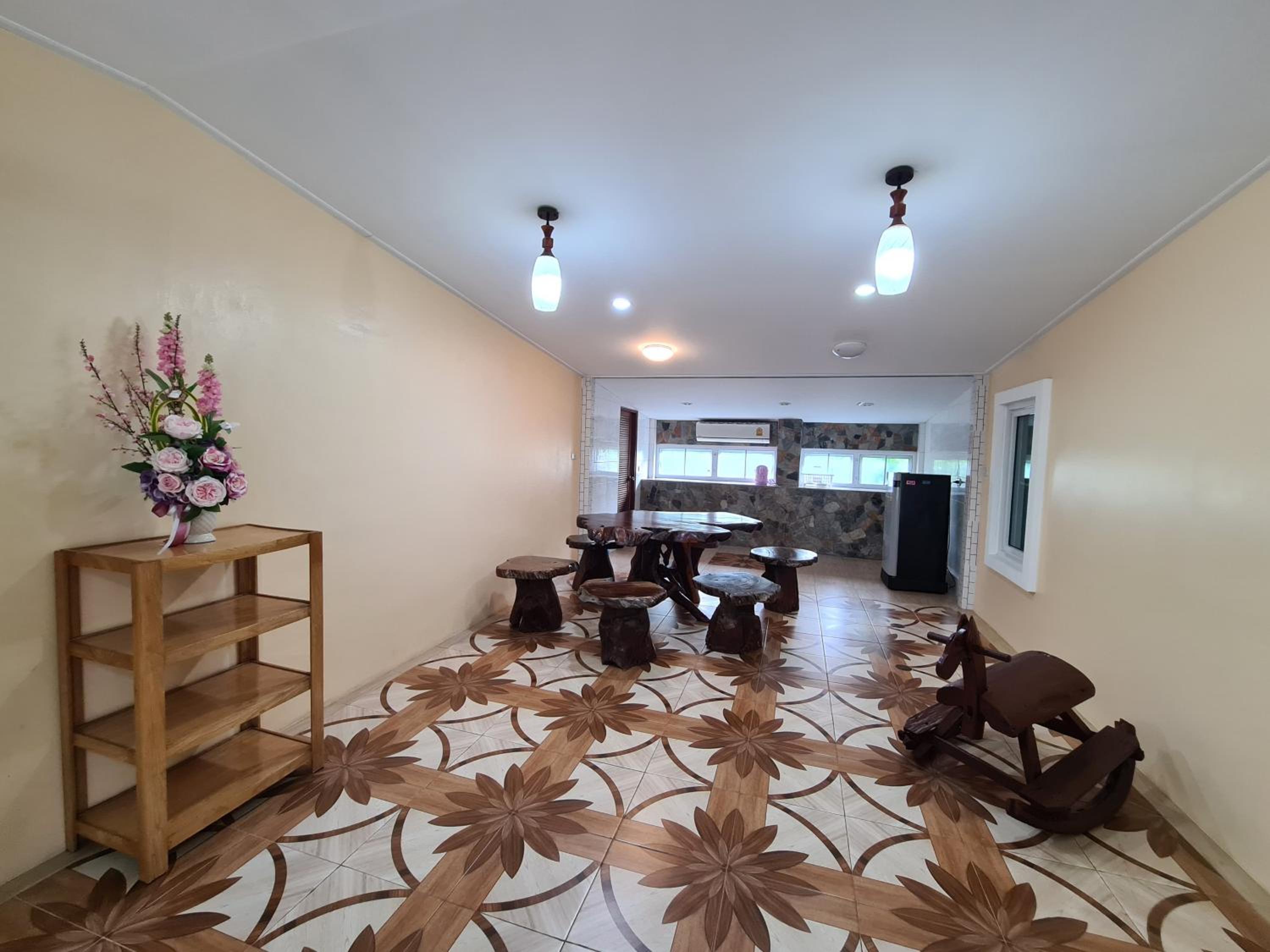 Family Room with Garden View - Photo 2