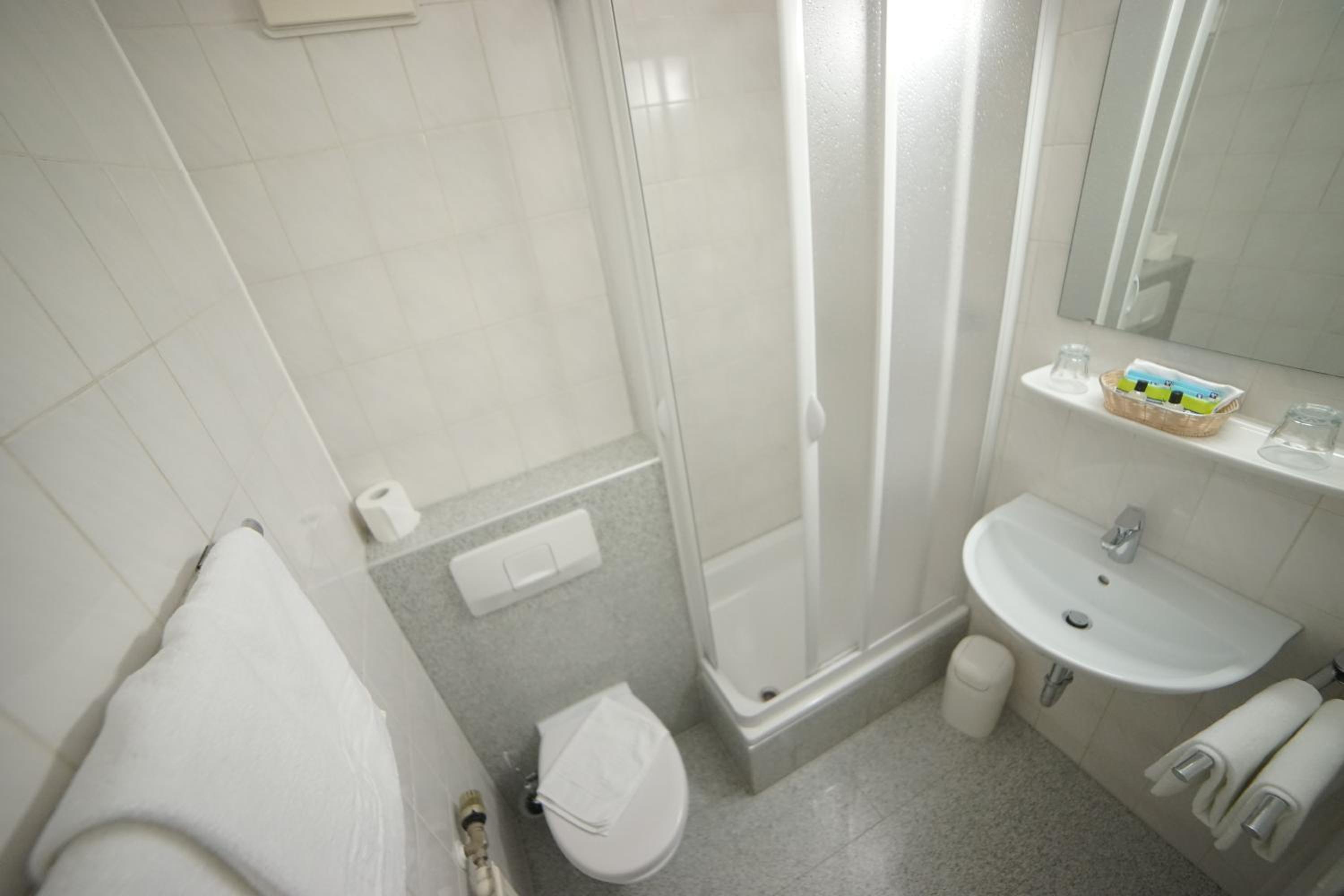 Deluxe Double Room (2 Adults + 1 Child) - Photo 5