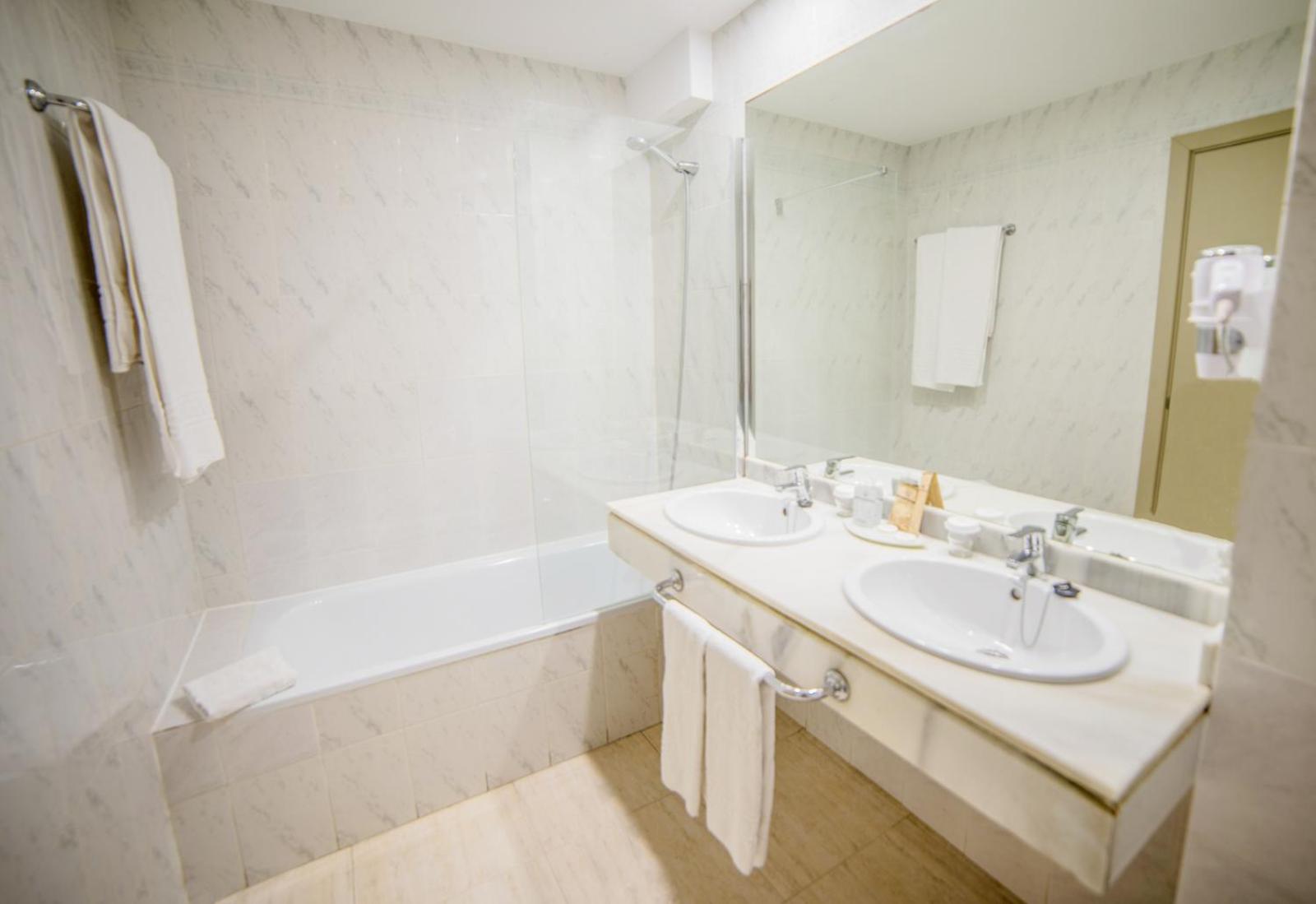 Double or Twin Room with Extra Bed (2 Adults + 2 Children) thumbnail 5
