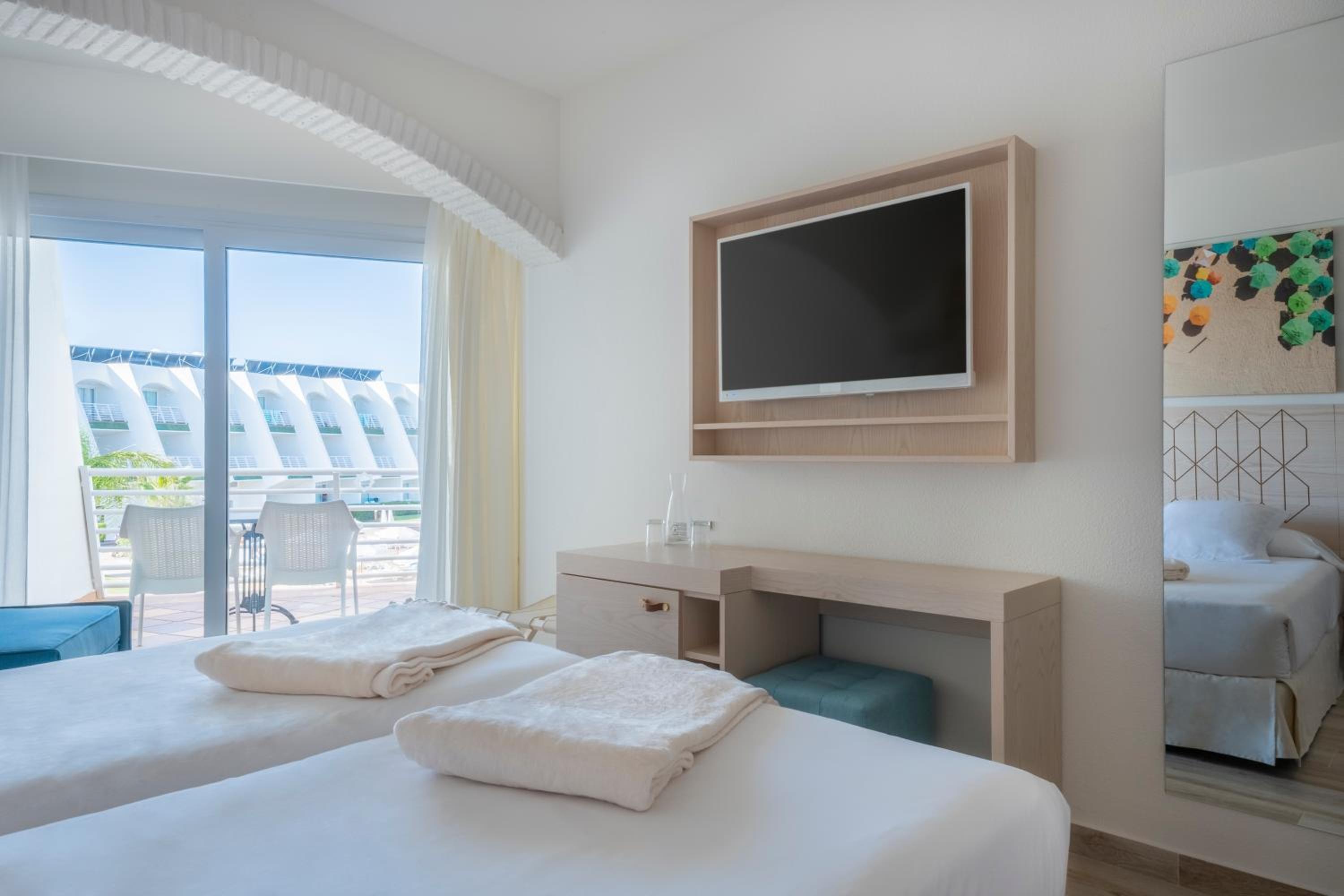 Double Room with Side Sea View - Photo 2