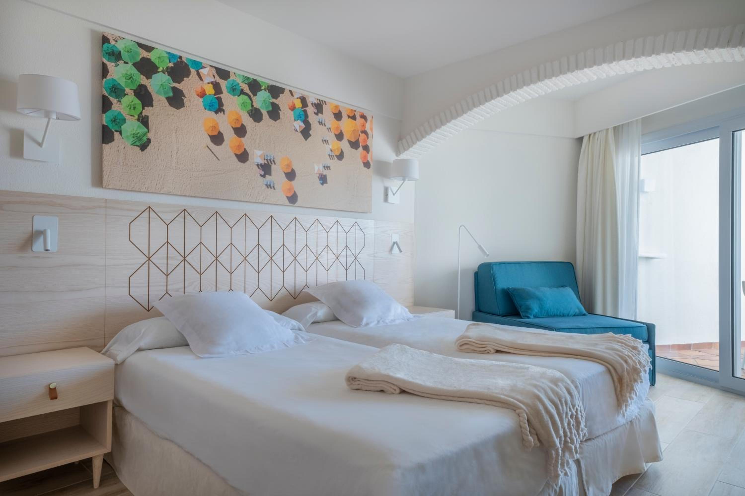 Double Room with Side Sea View - Photo 1