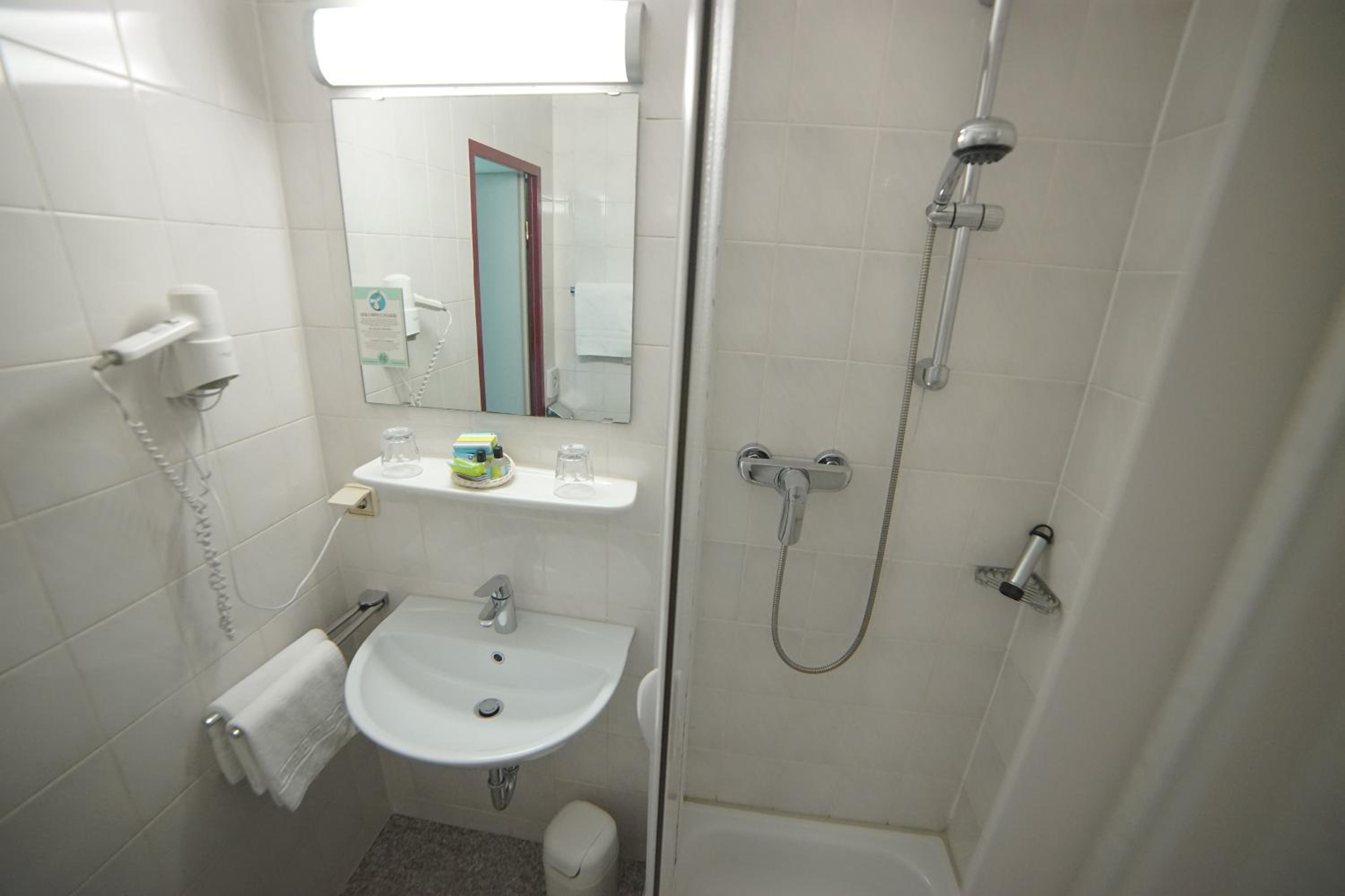 Deluxe Double Room (2 Adults + 1 Child) - Photo 4