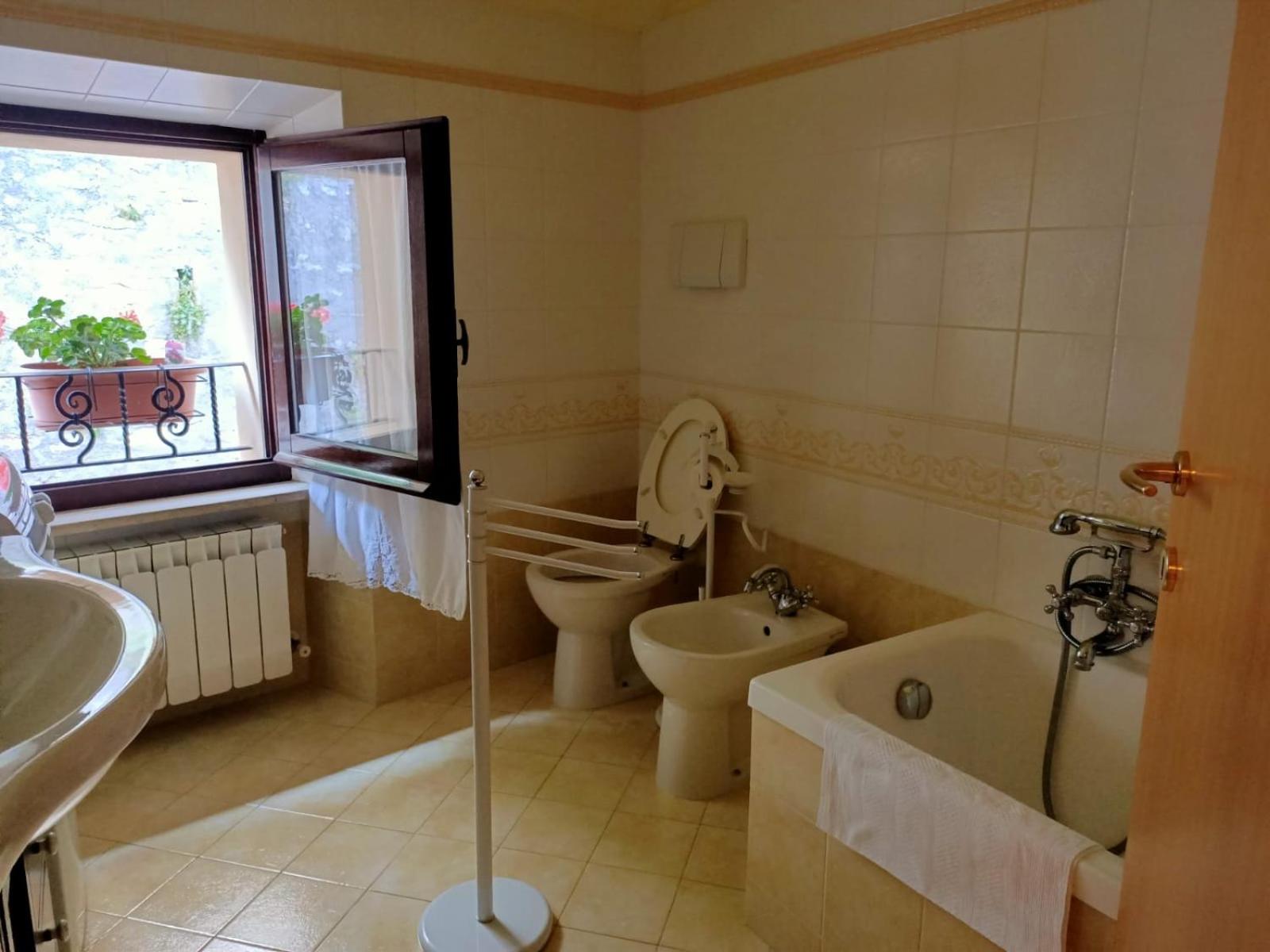 Double Room with Private Bathroom - Photo 6