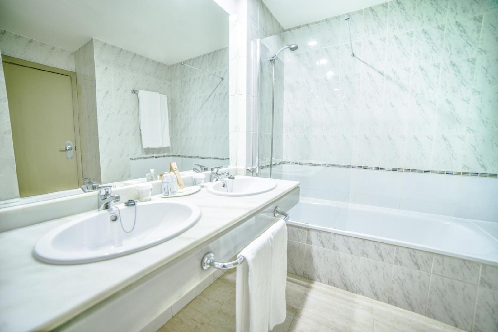 Double or Twin Room with Extra Bed (2 Adults + 2 Children) thumbnail 6