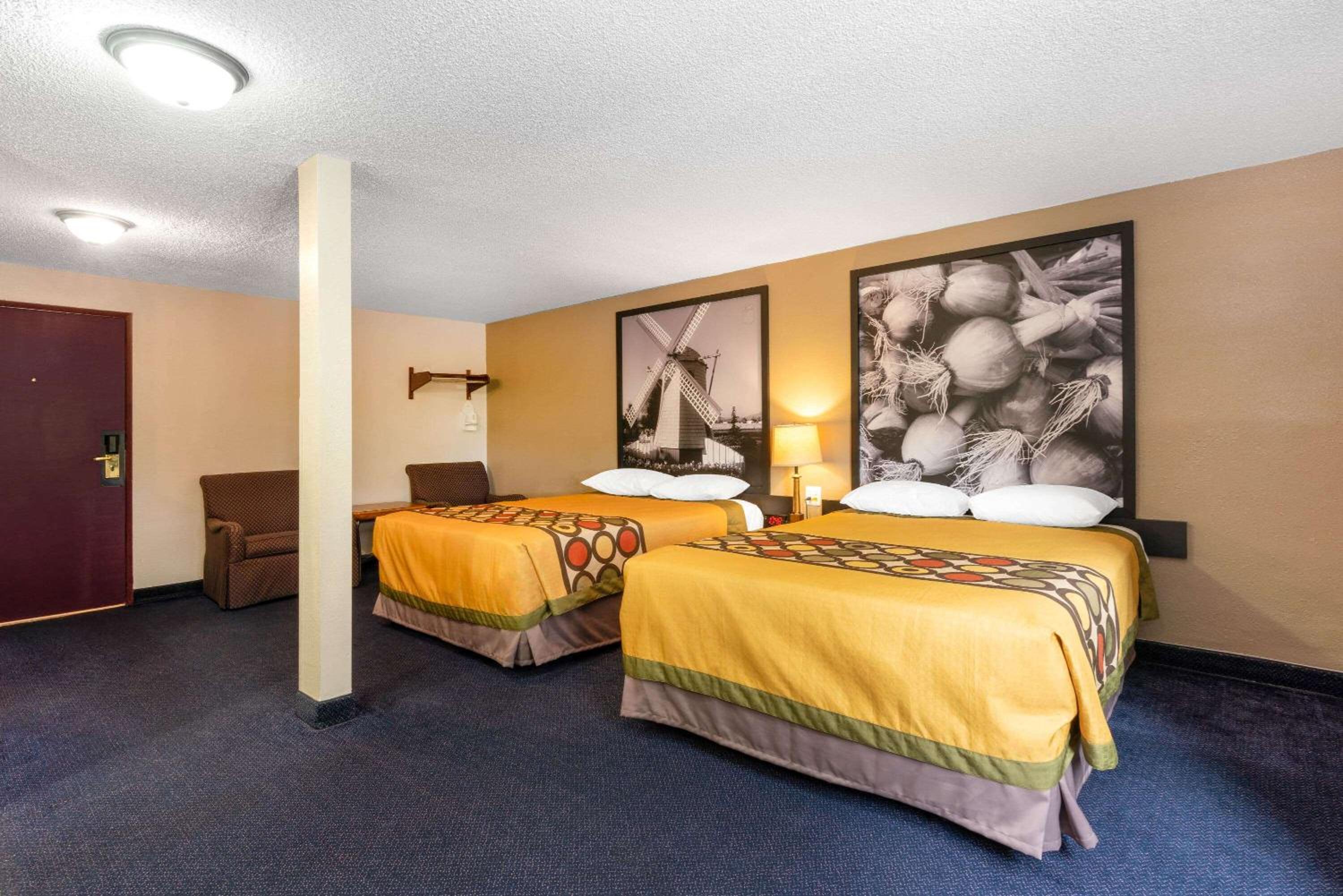 Queen Room with Two Queen Beds - Non-Smoking - Photo 5