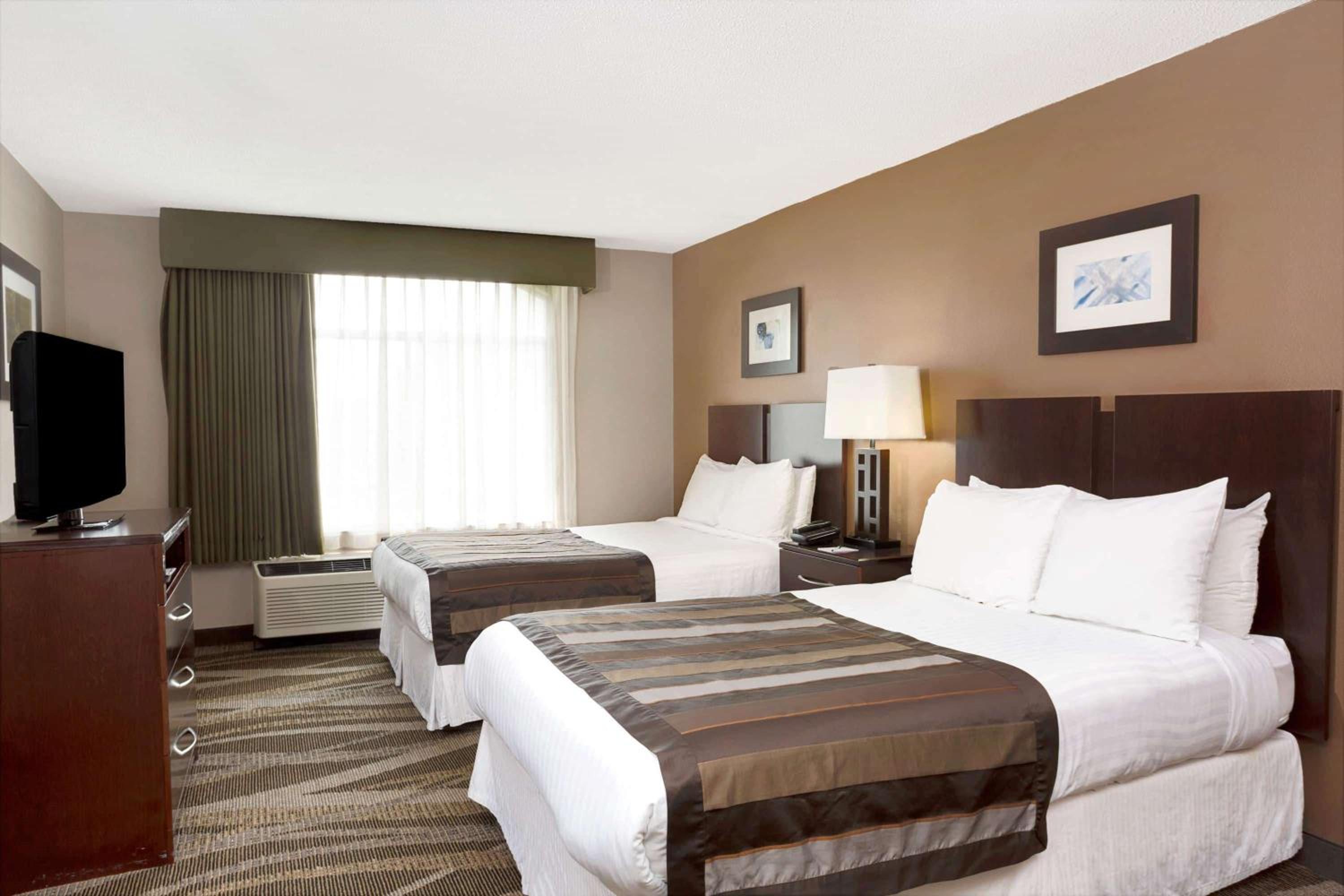 Queen Room with Two Queen Beds - Non-Smoking - Photo 2