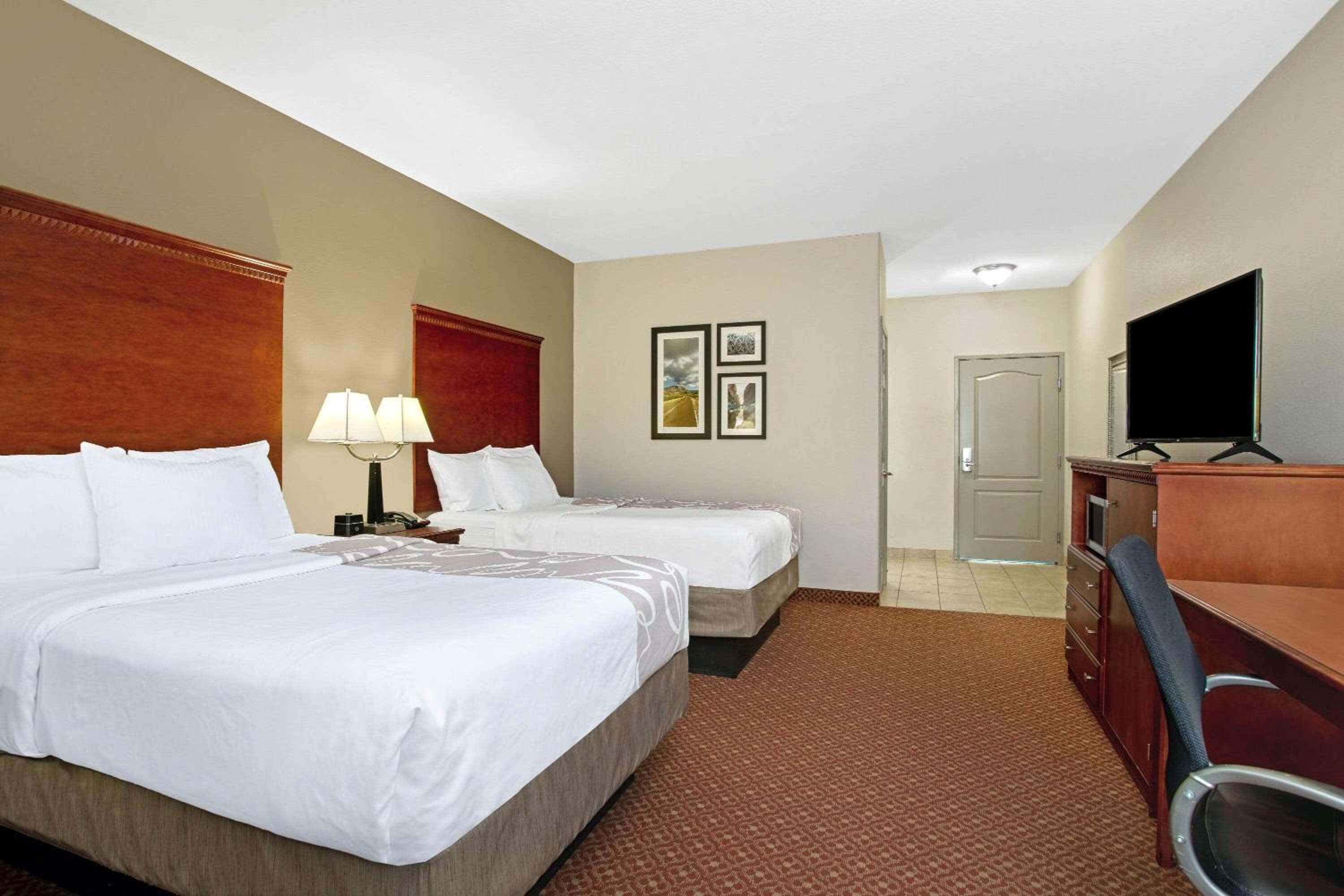 Double Room with Two Double Beds and Bath Tub - Mobility/Hearing Accessible - Non-Smoking - Photo 2