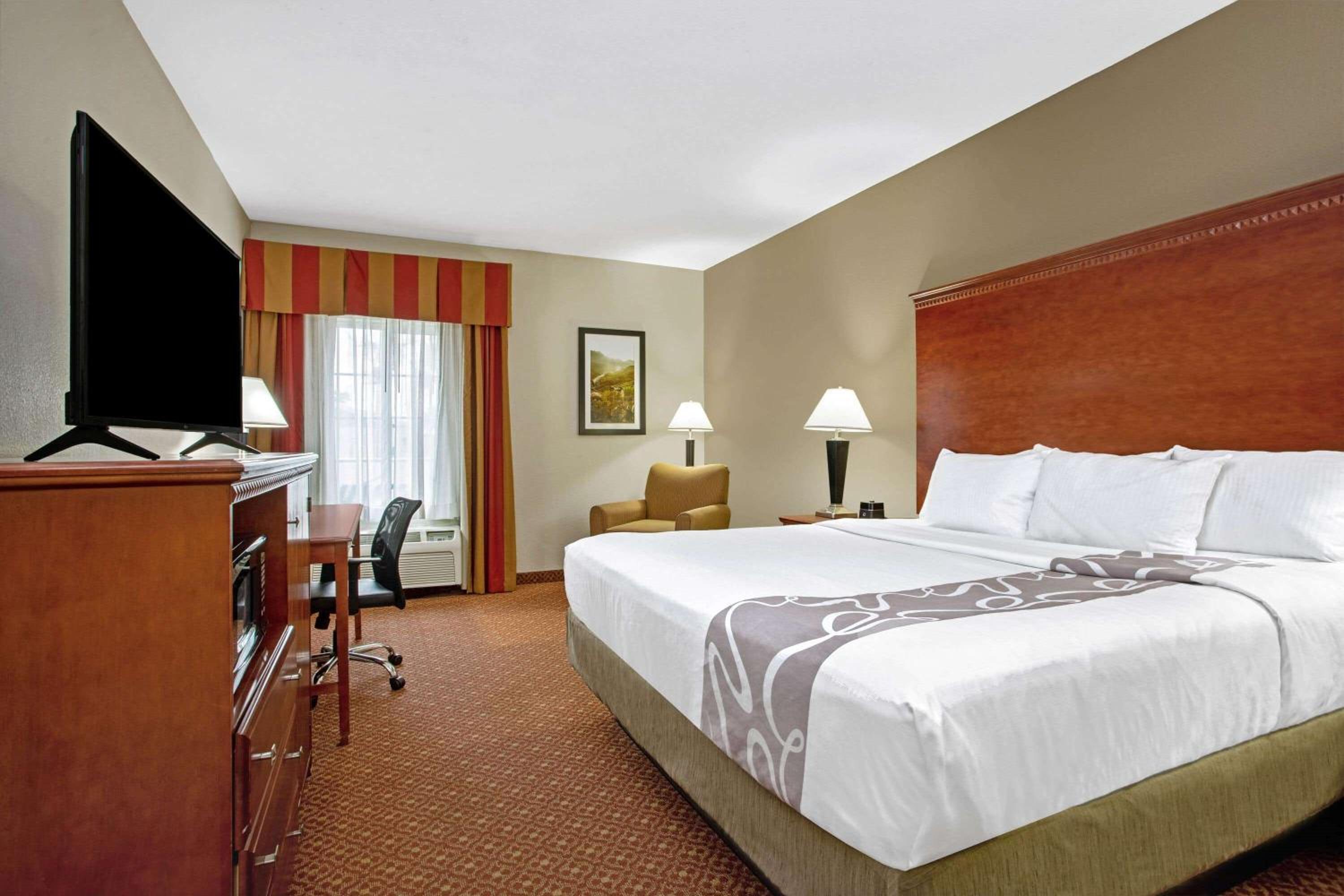 Deluxe King Room - Photo 3