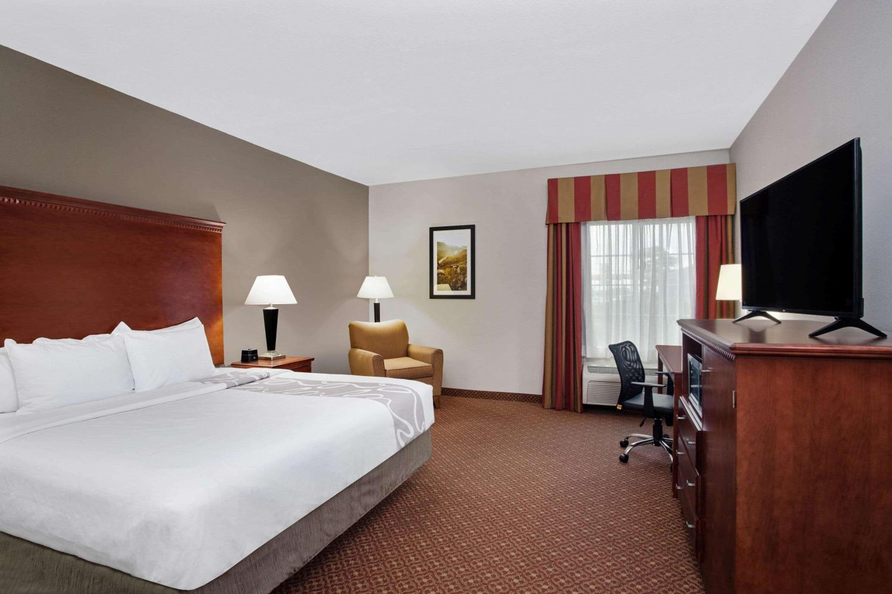 King Room with Bath Tub - Mobility/Hearing Accessible - Non-Smoking - Photo 2
